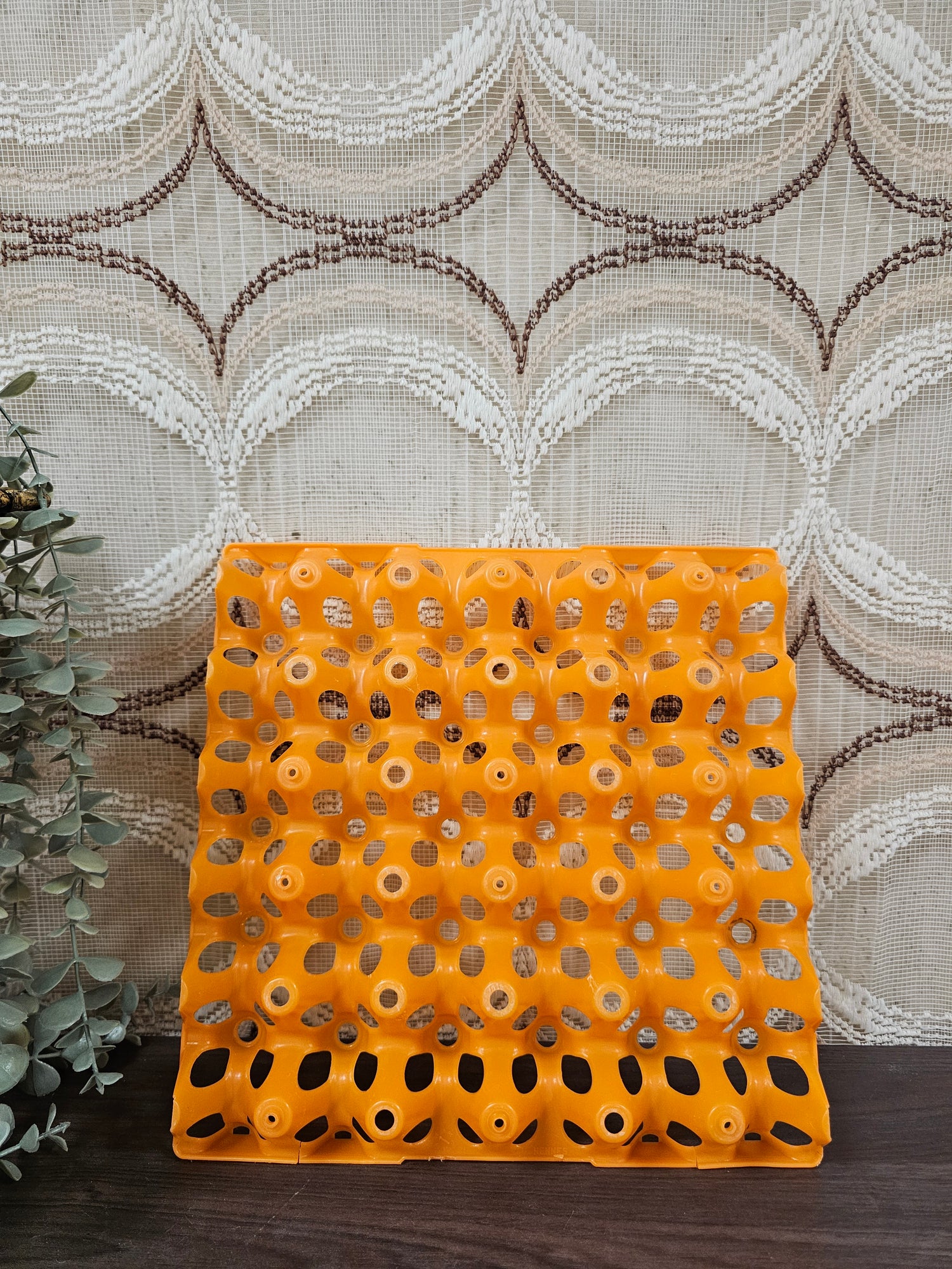 Oranje vintage kunststof eierrek