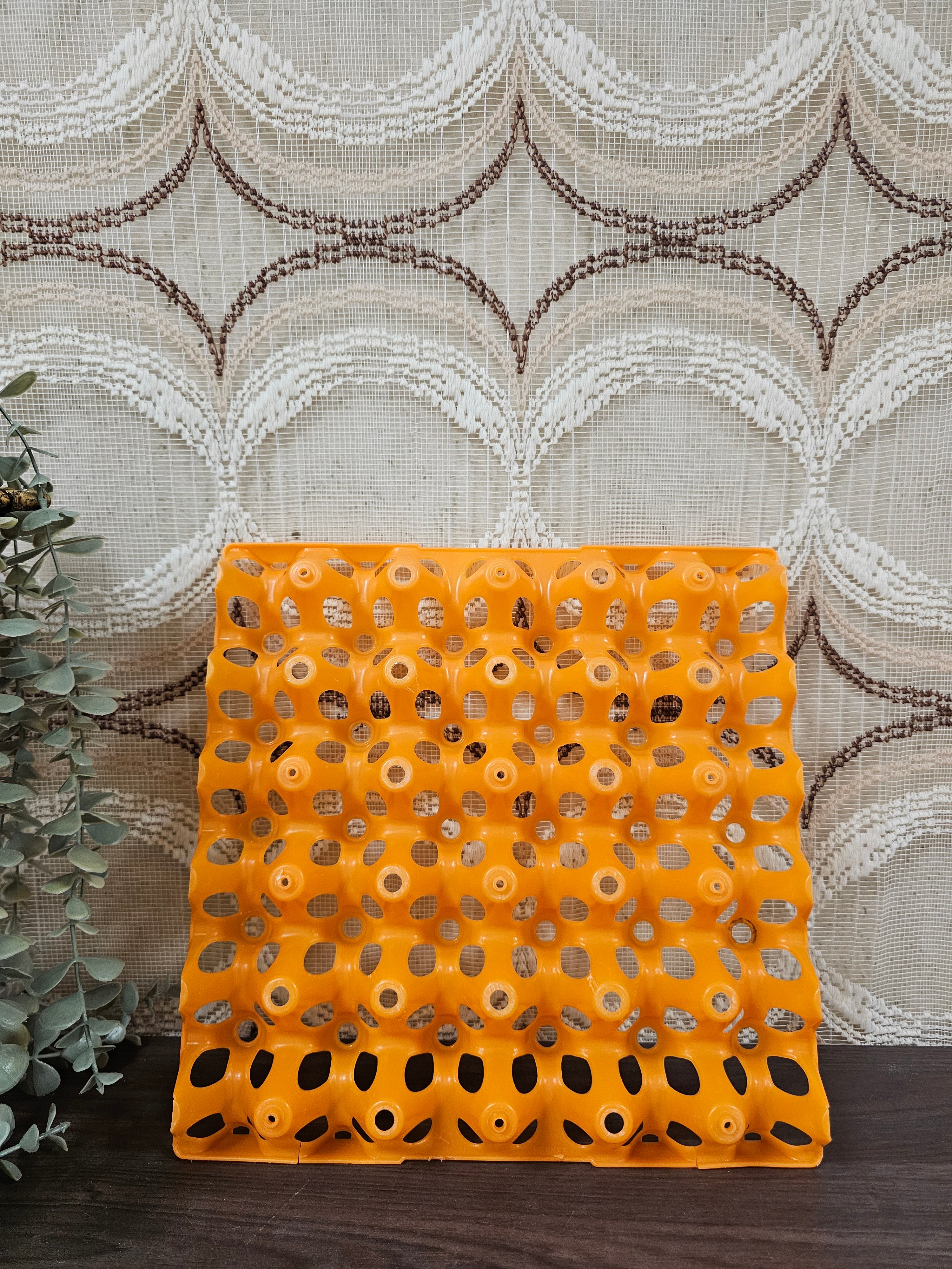 Oranje vintage kunststof eierrek