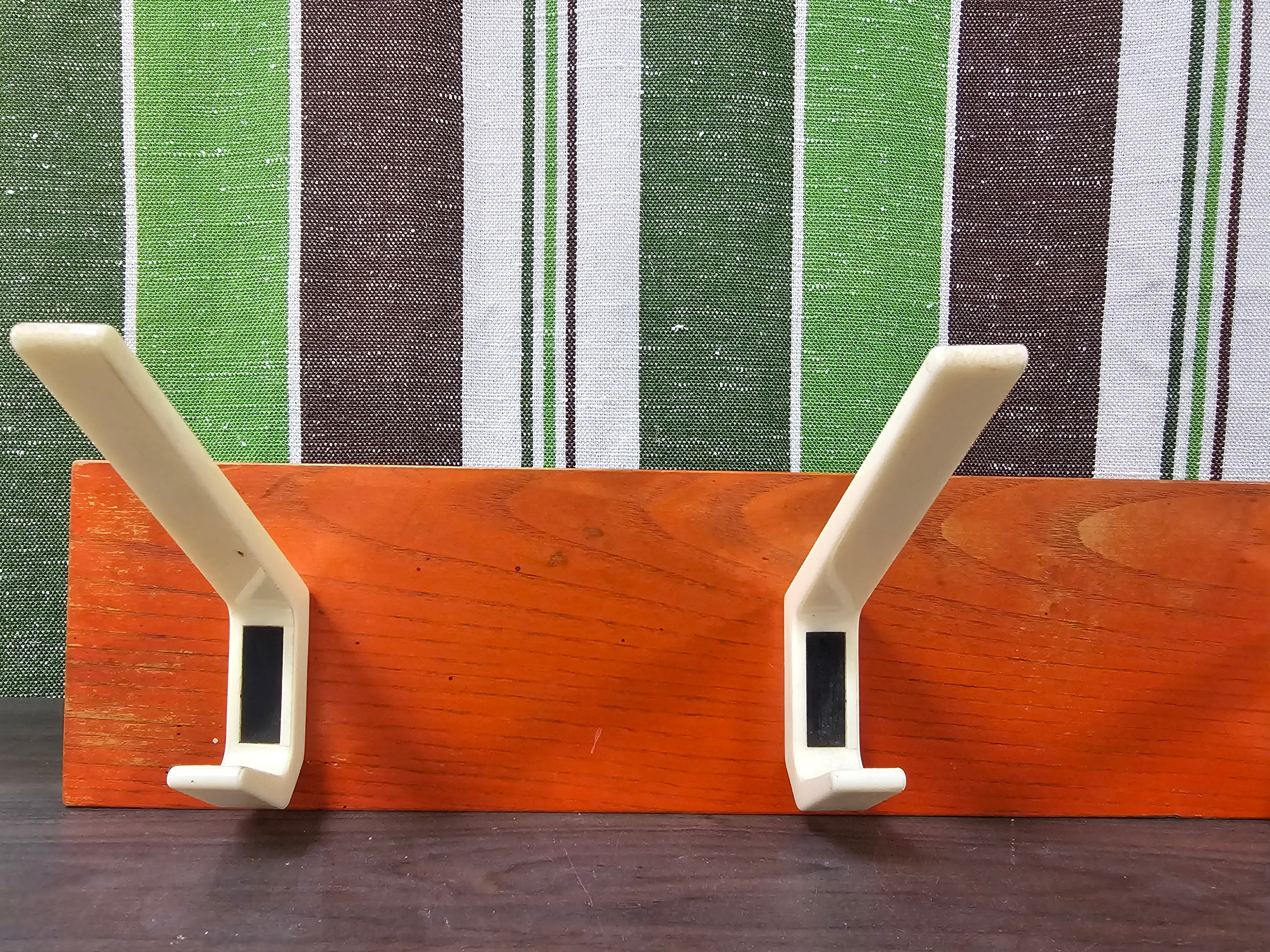 Kapstok jaren 70 vintage hout met kunststof haken 60 cm