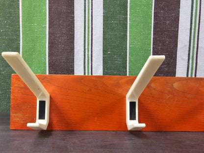 Kapstok jaren 70 vintage hout met kunststof haken 60 cm