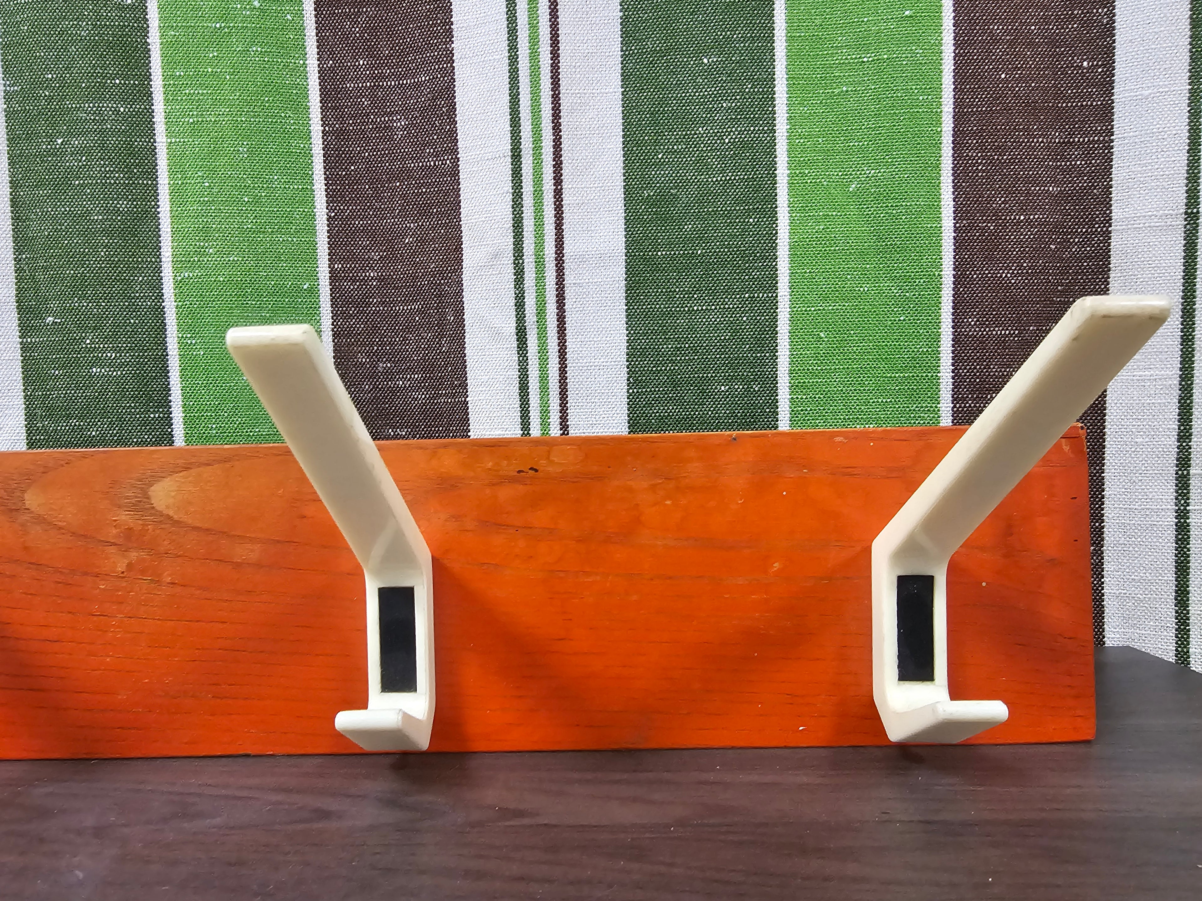 Kapstok jaren 70 vintage hout met kunststof haken 60 cm