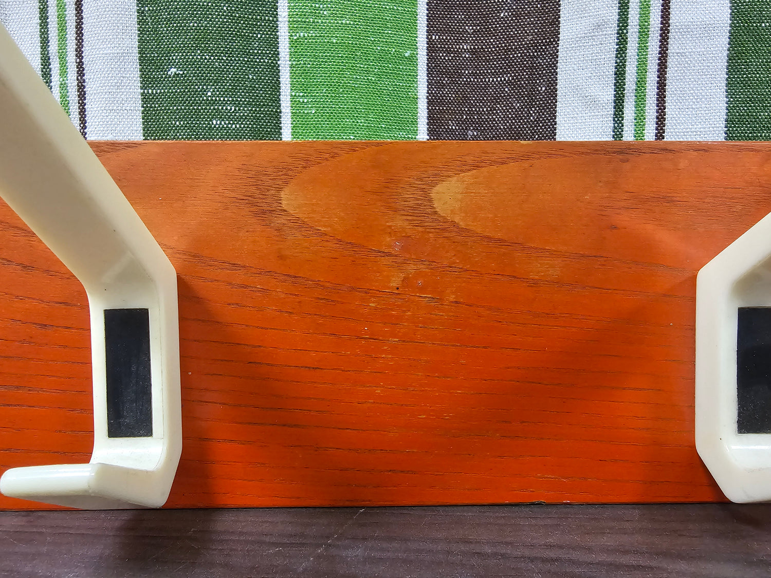 Kapstok jaren 70 vintage hout met kunststof haken 60 cm