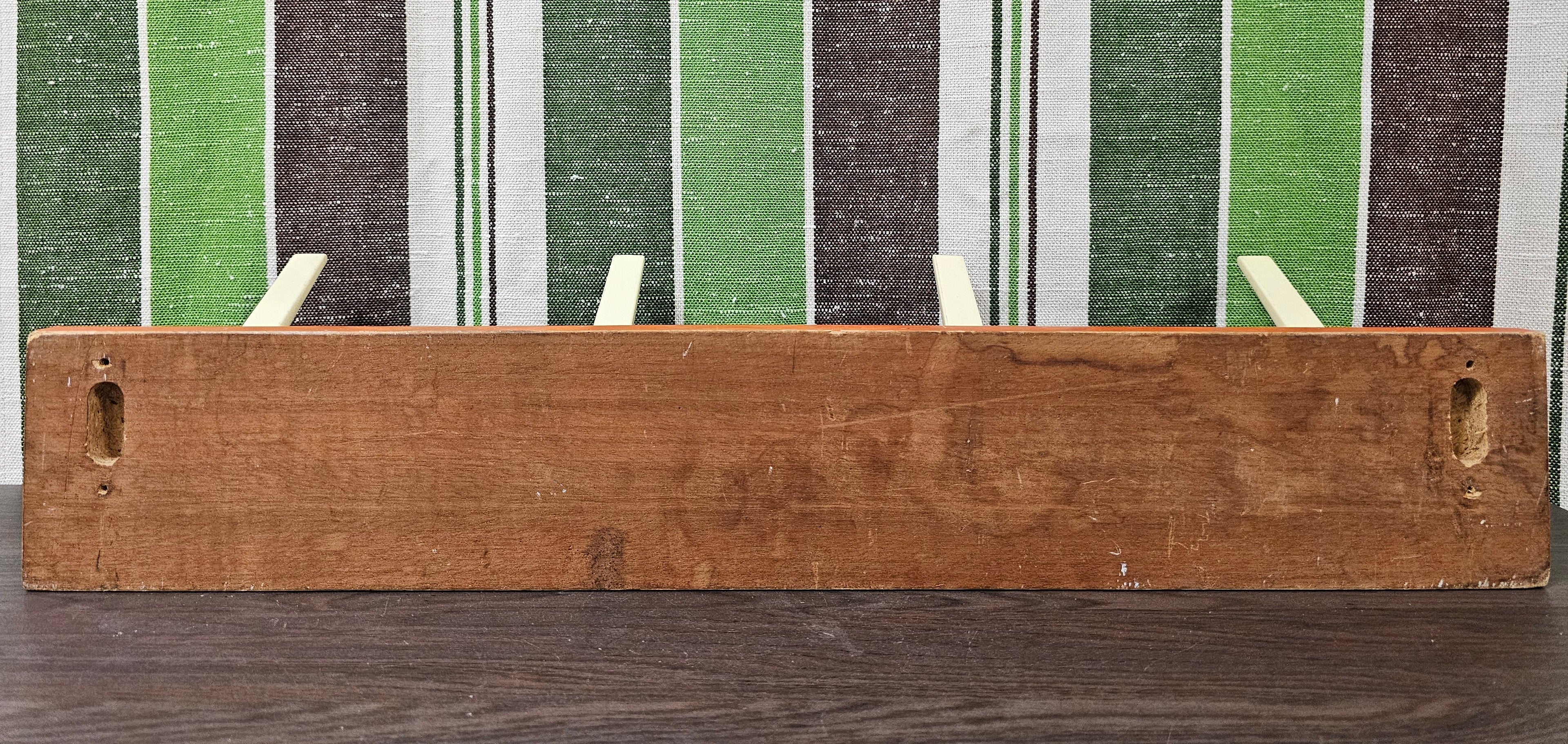 Kapstok jaren 70 vintage hout met kunststof haken 60 cm