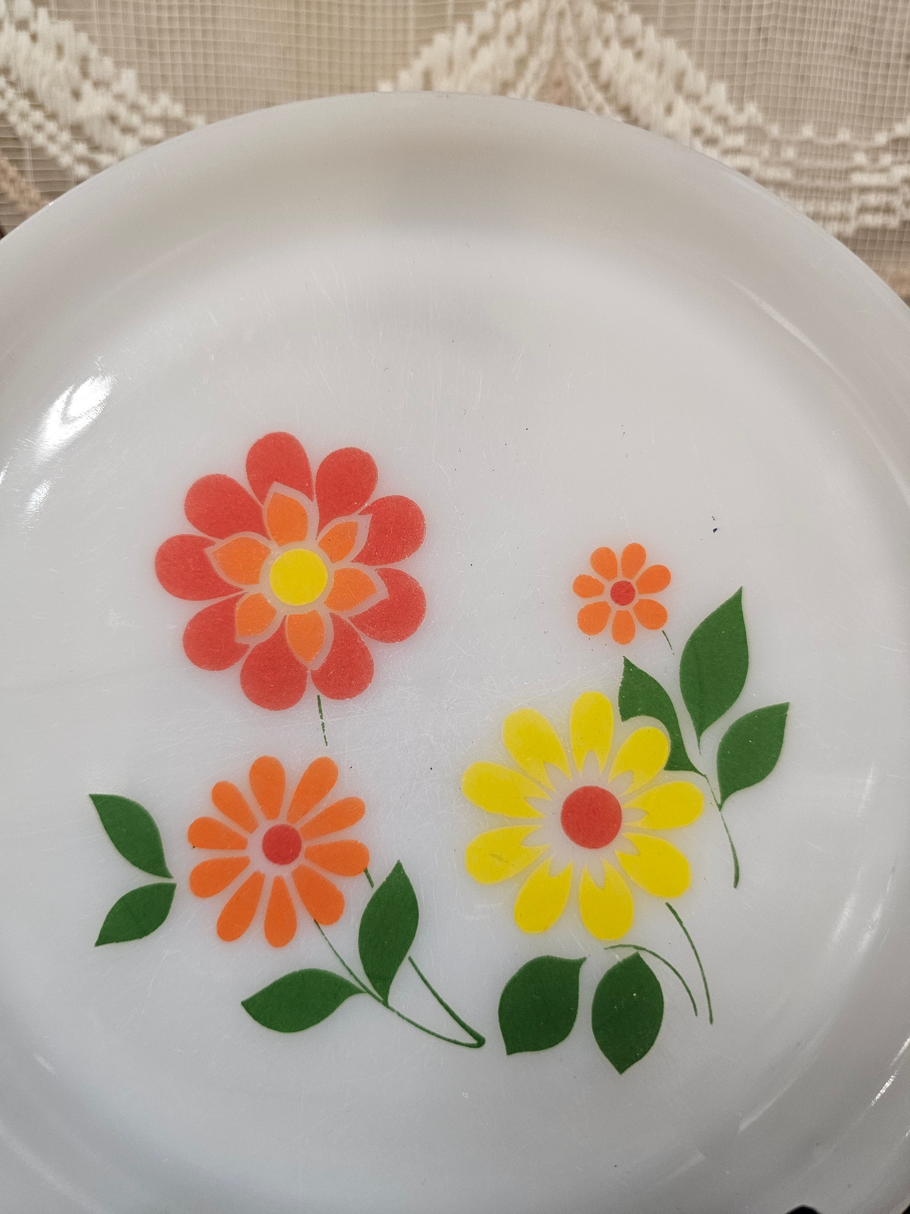 Arcopal bord wit met gele, rode en oranje bloem – 19 cm