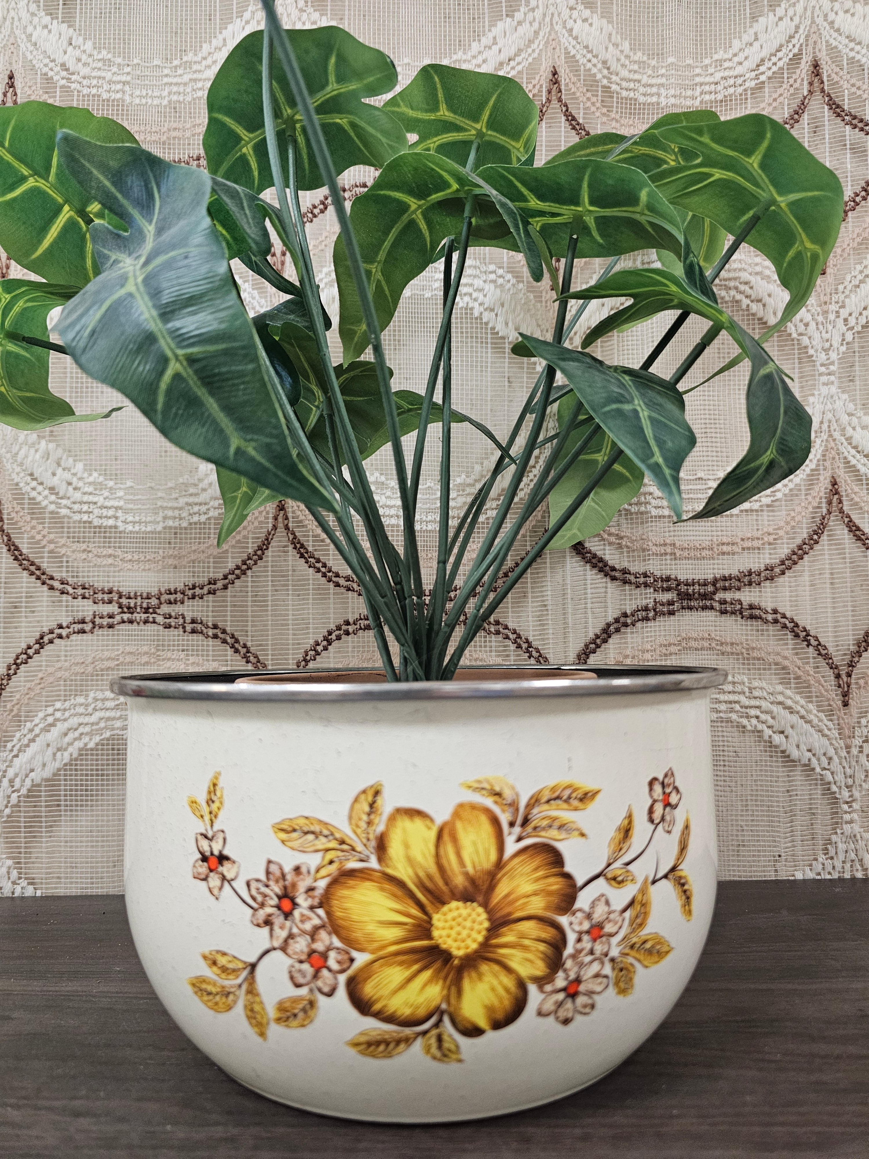 Emaille kom met gele bloemen