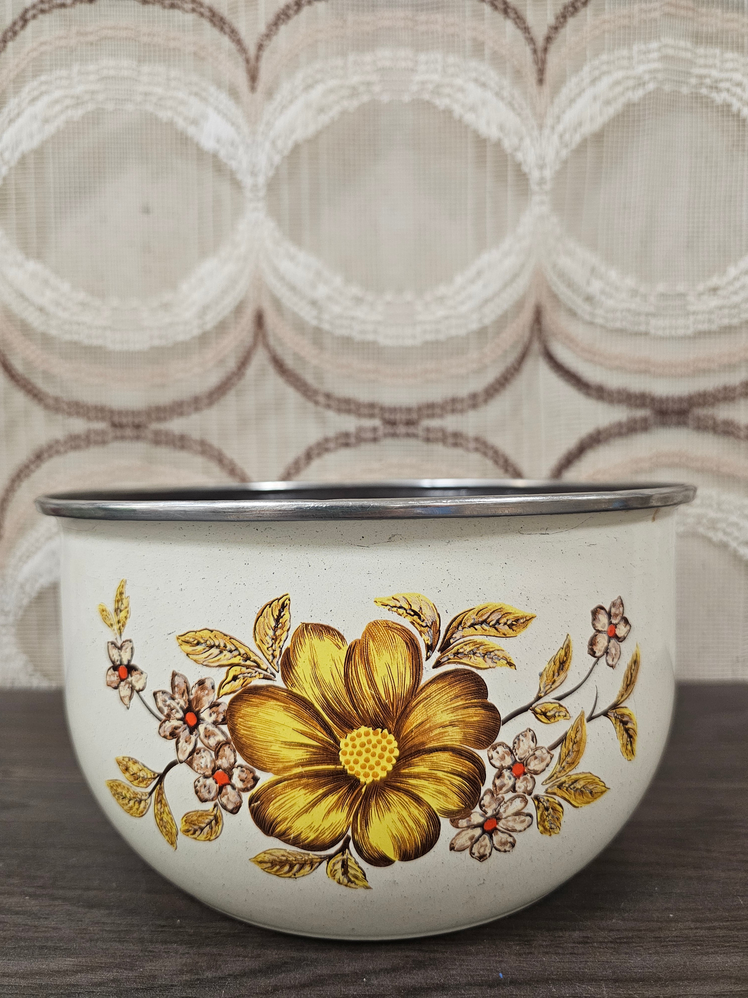 Emaille kom met gele bloemen