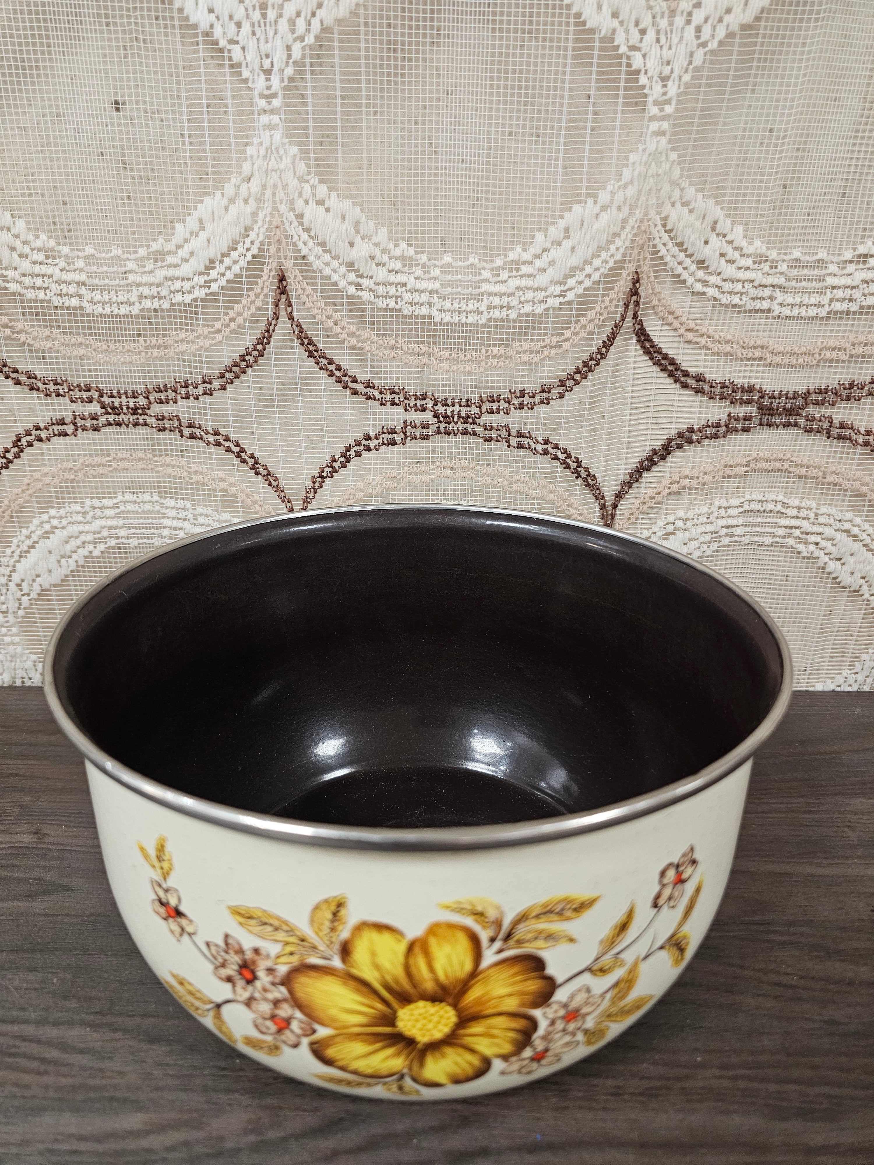 Emaille kom met gele bloemen