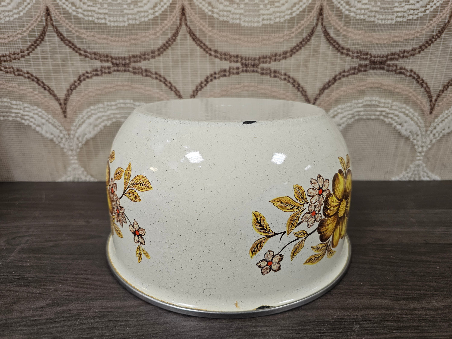 Emaille kom met gele bloemen