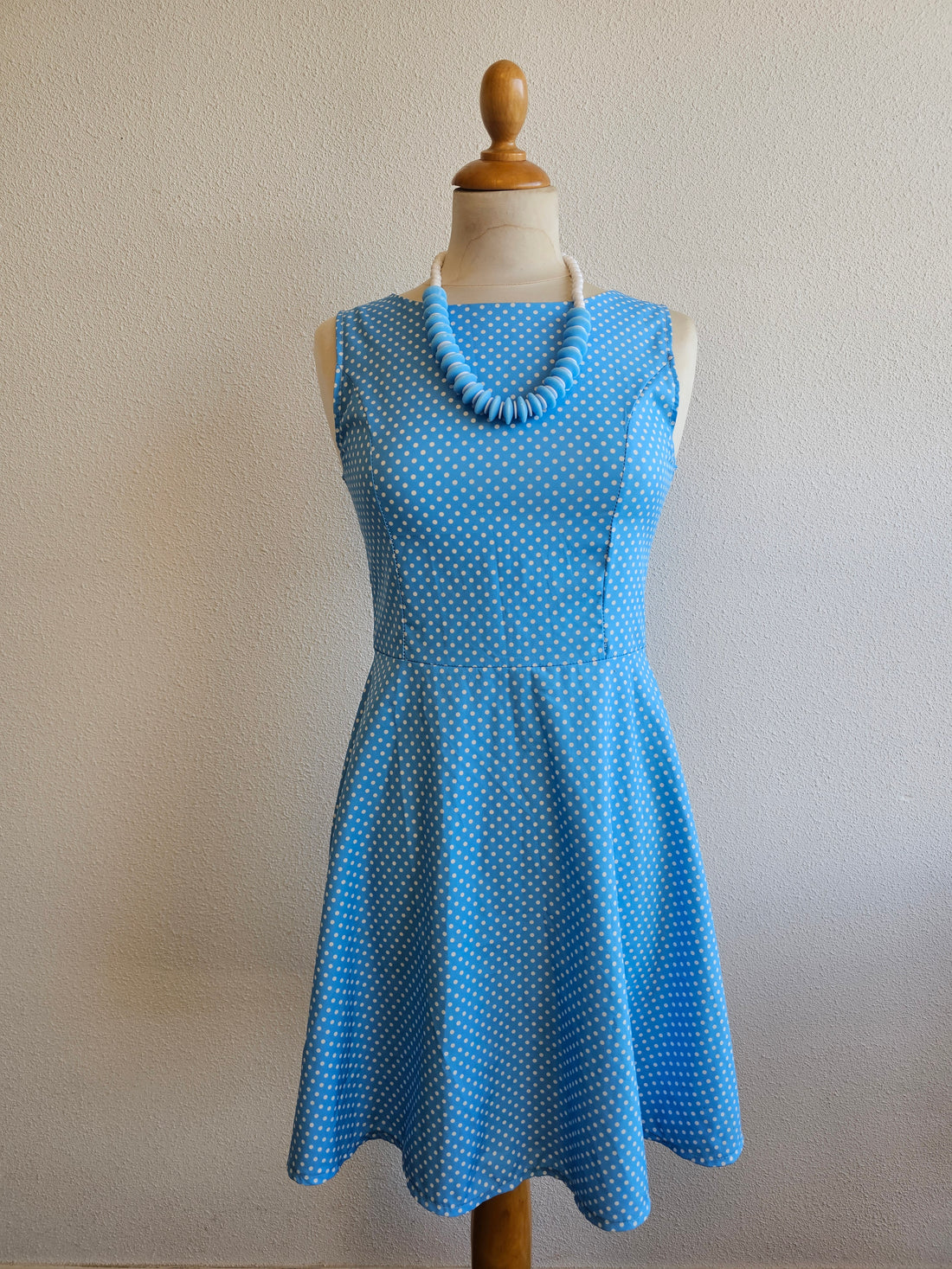 Blauwe jurk witte stippen