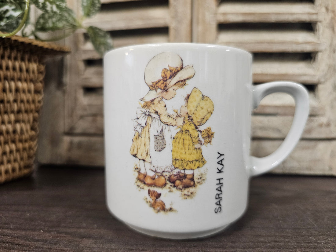 Vintage witte beker Sarah Kay meisje met zusje