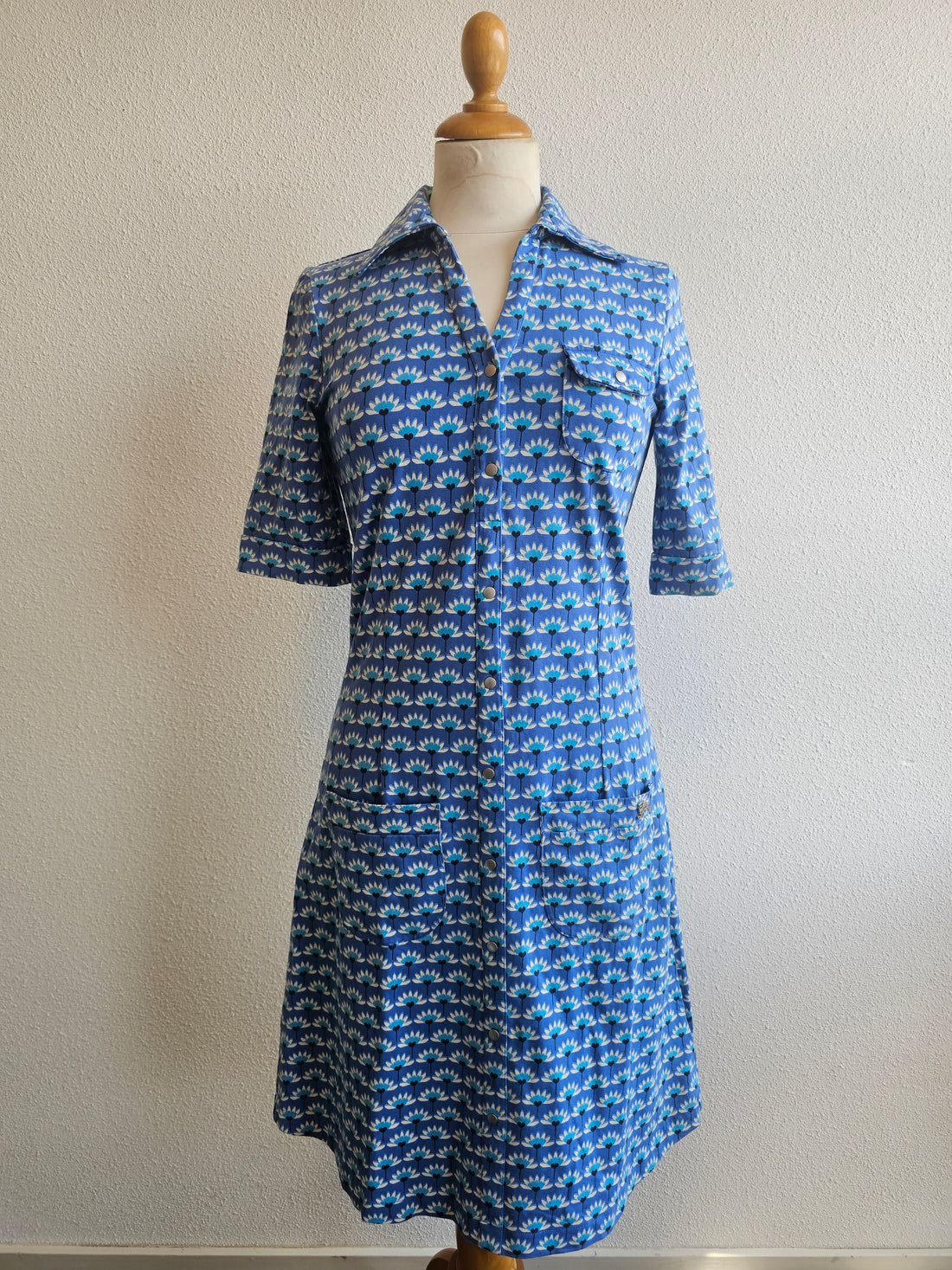 Tante Betsy blauwe gebloemde jurk