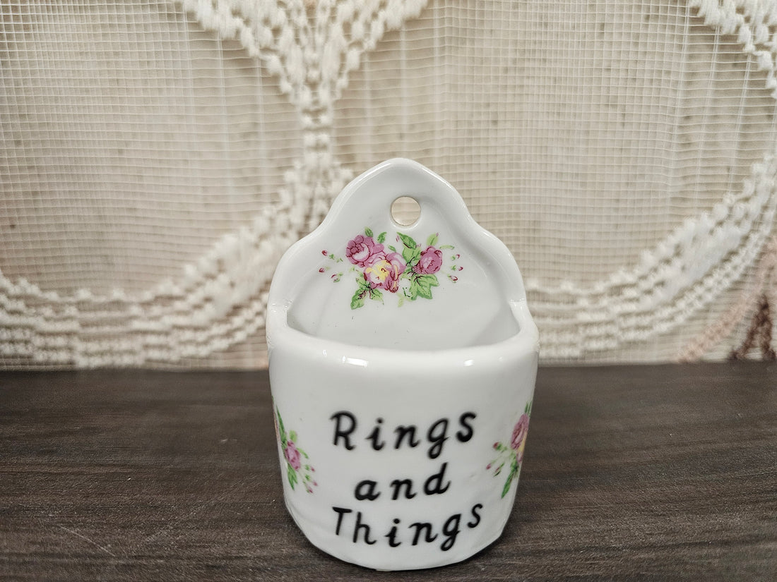 Vintage porseleinen wandhanger Rings and Things met roosjes