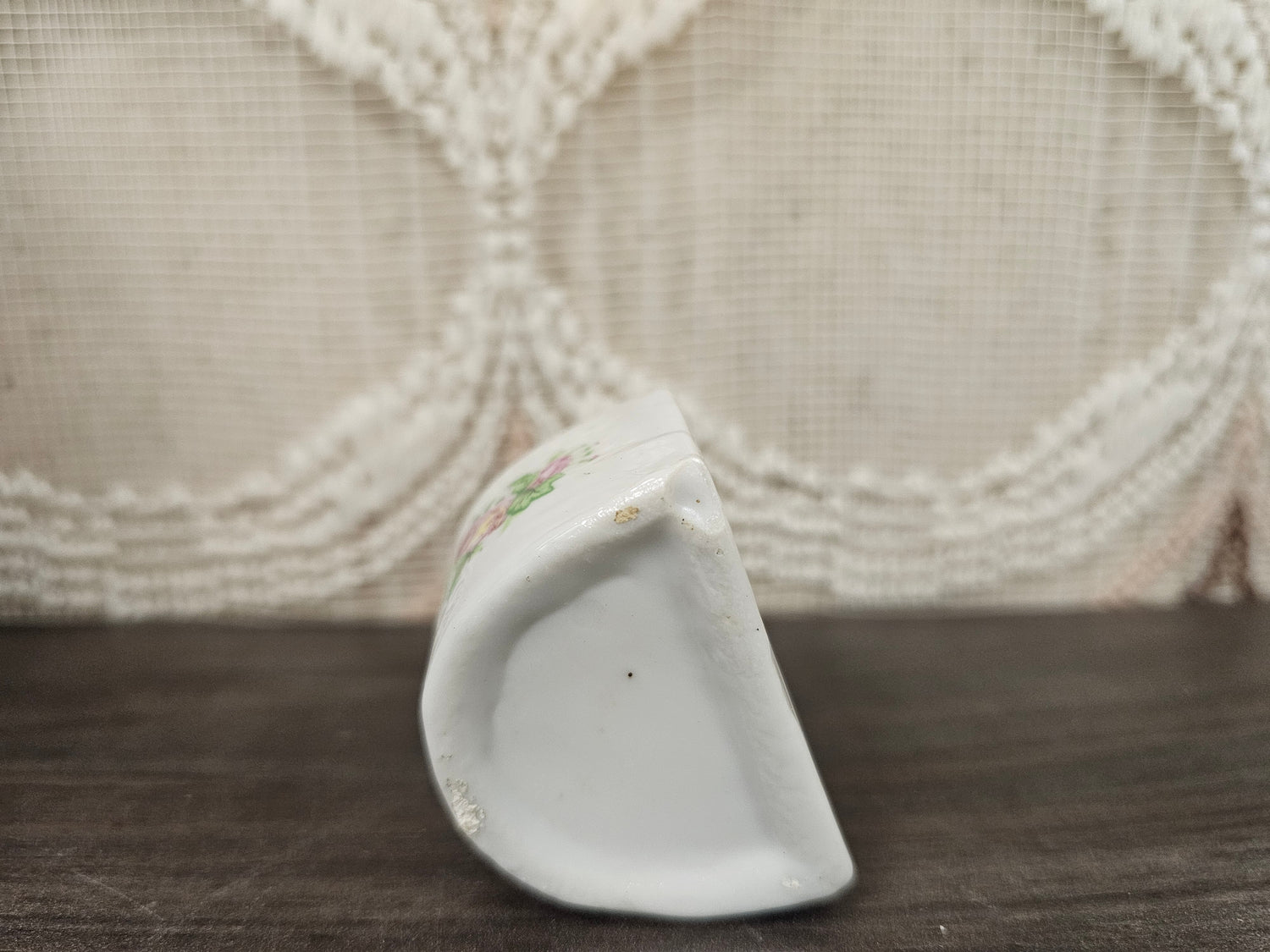 Vintage porseleinen wandhanger Rings and Things met roosjes