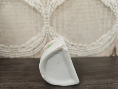 Vintage porseleinen wandhanger Rings and Things met roosjes