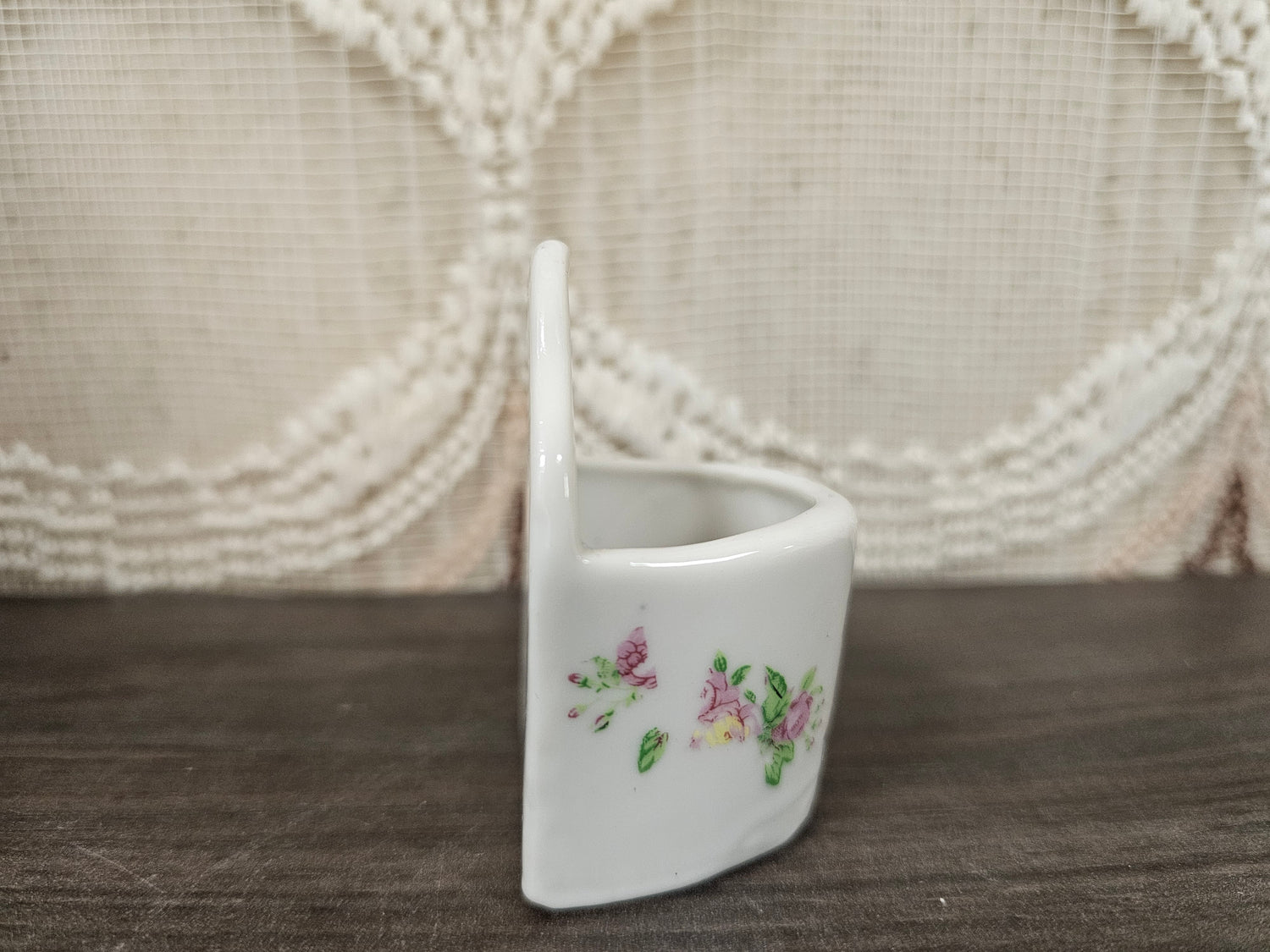 Vintage porseleinen wandhanger Rings and Things met roosjes