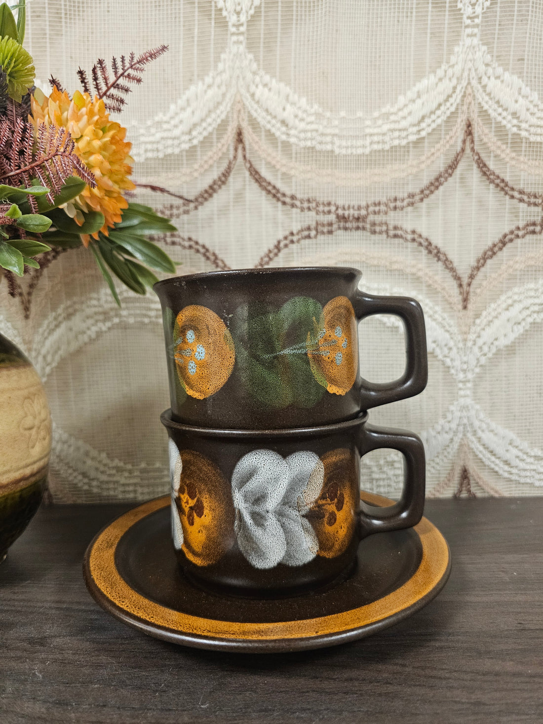 Vintage bruine soepkommen met bloemen