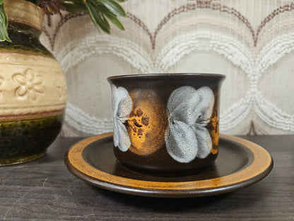 Vintage bruine soepkommen met bloemen