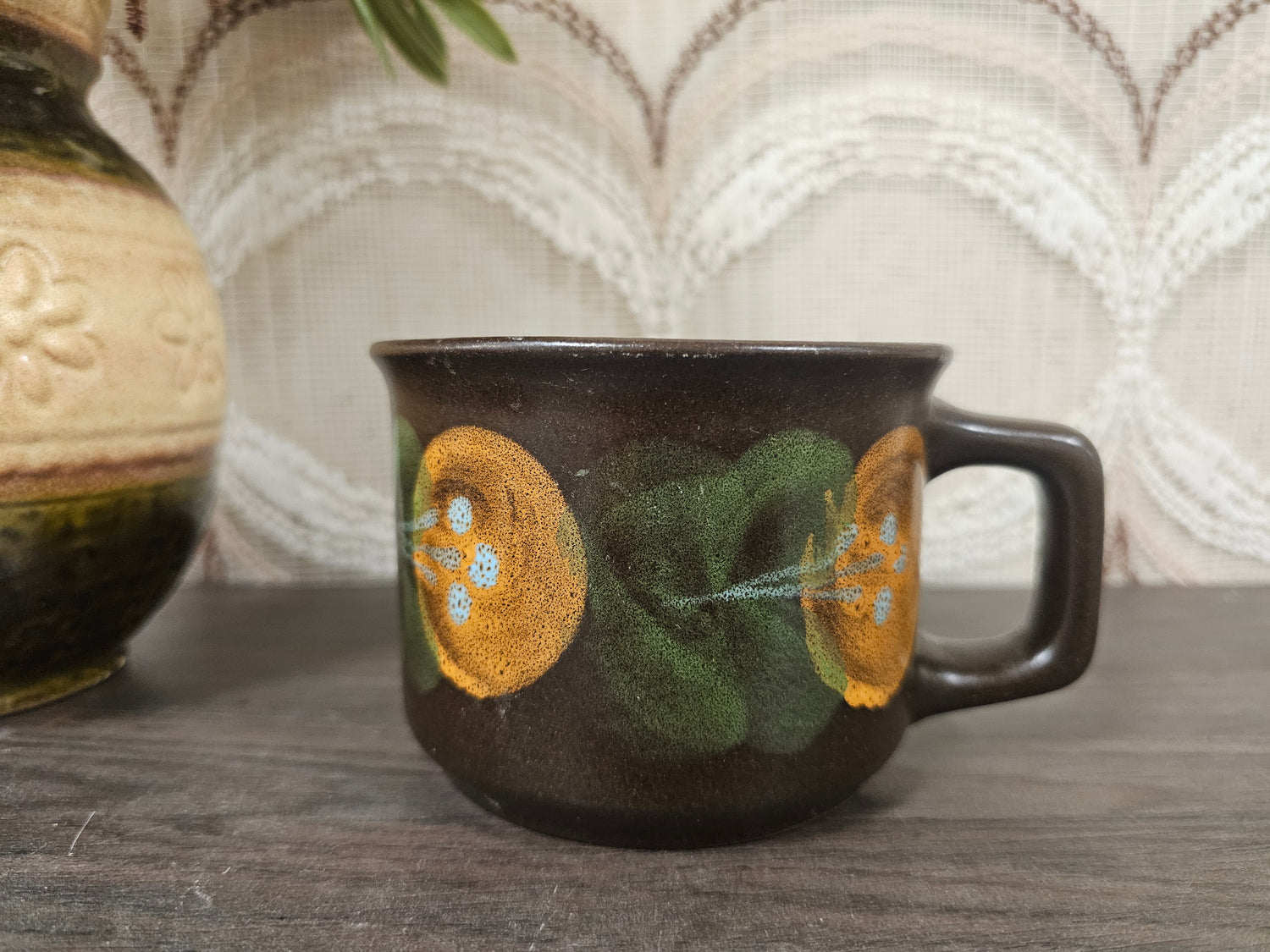 Vintage bruine soepkommen met bloemen