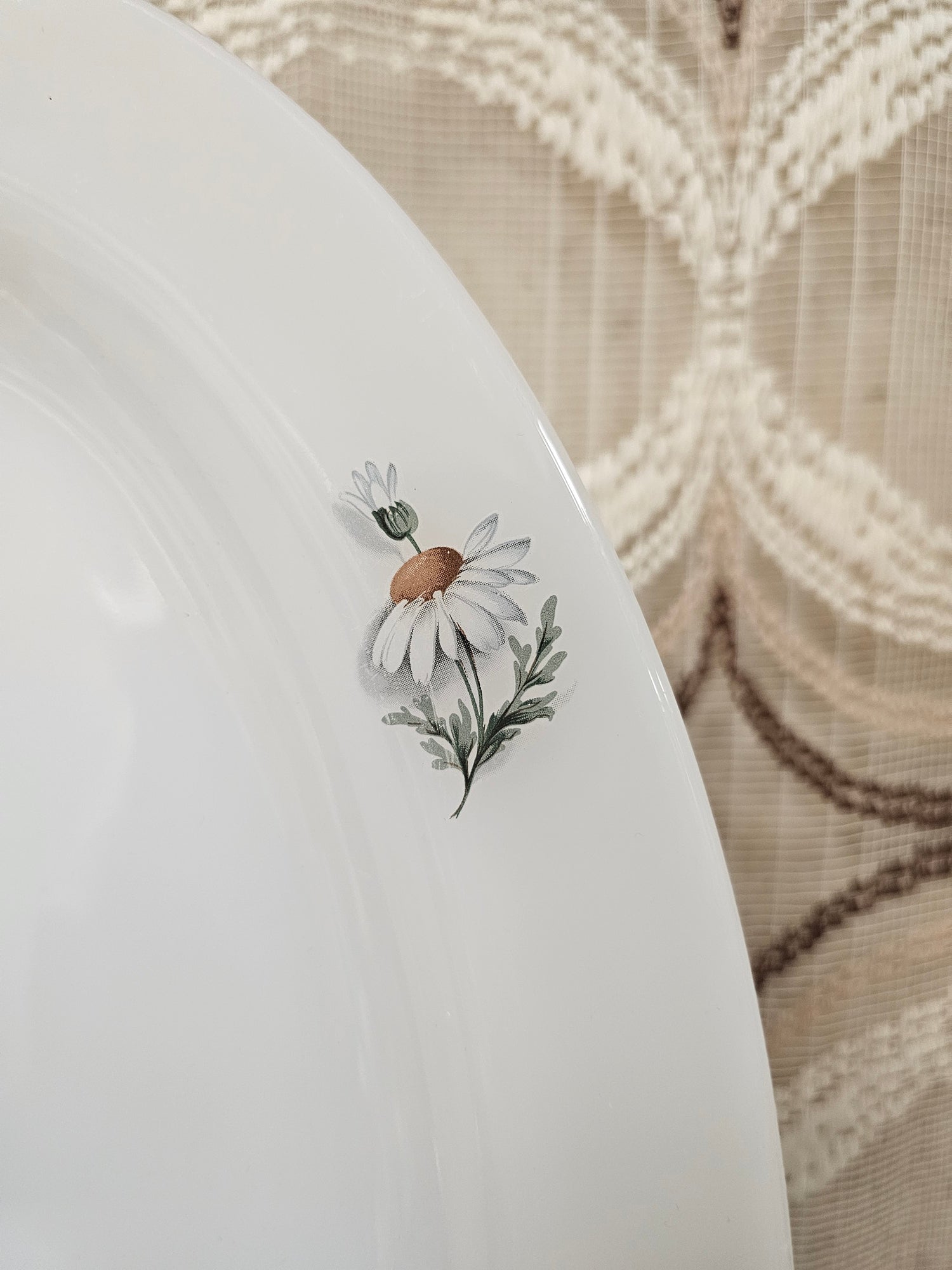 Vintage Arcopal ovaal bord met margriet – wit melkglas 36 x 23 cm