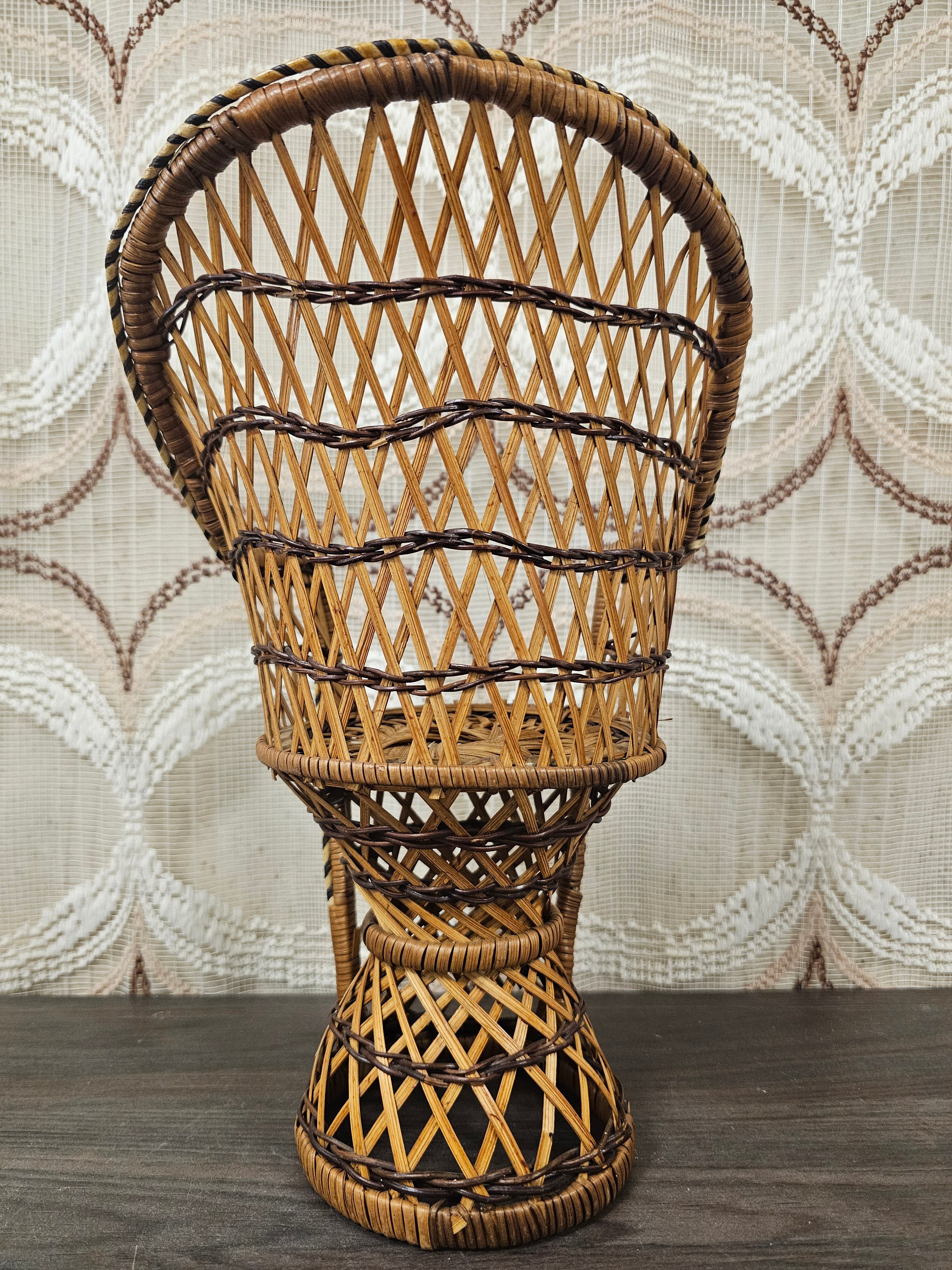 Pauwenstoel rotan poppenstoel 31 cm