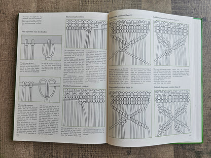 Bezig zijn met macramé - J.H.M. van Amelsvoort - uitgeverij Helmond.
