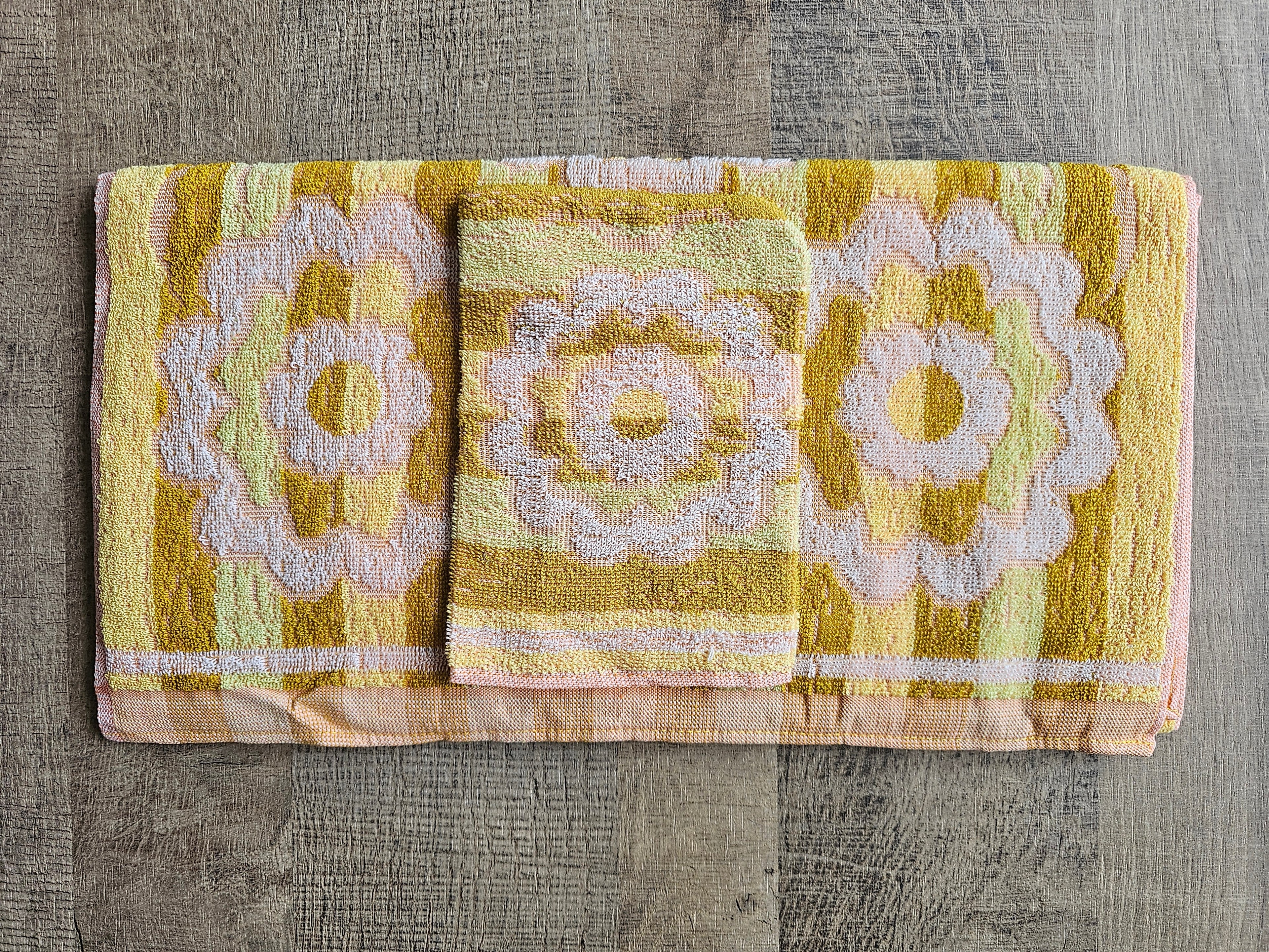 Handdoek + washand mosterd gebloemd