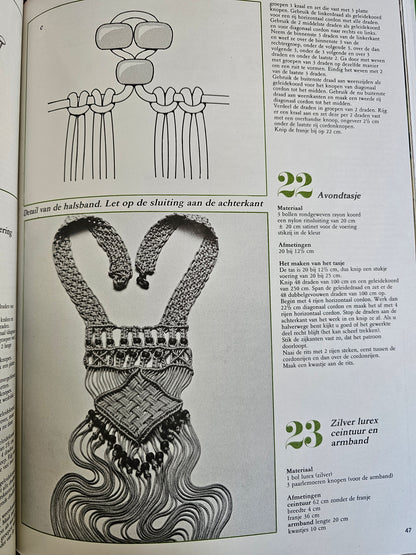 Bezig zijn met macramé - J.H.M. van Amelsvoort - uitgeverij Helmond.