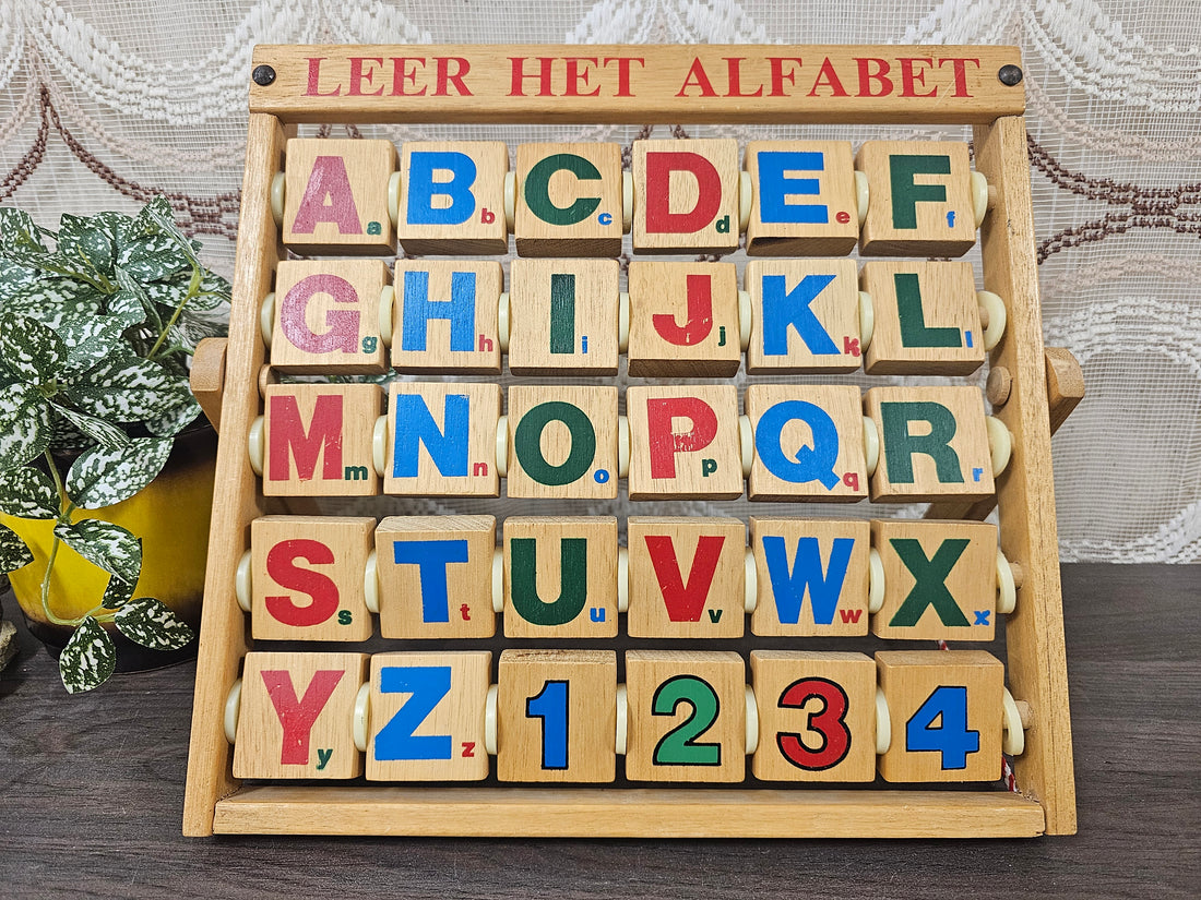 Houten alfabetbord met letters en plaatjes