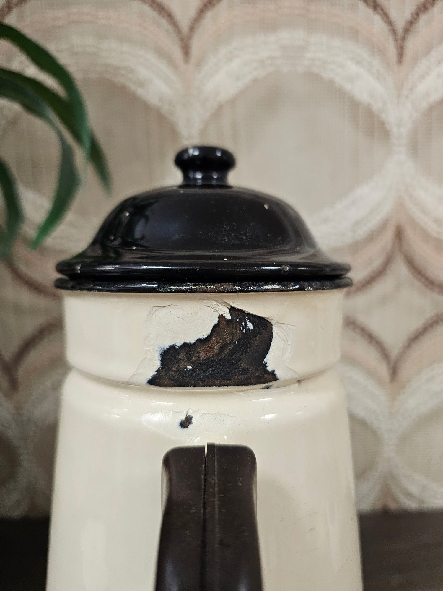 Emaille koffiepot cremekleur met zwart