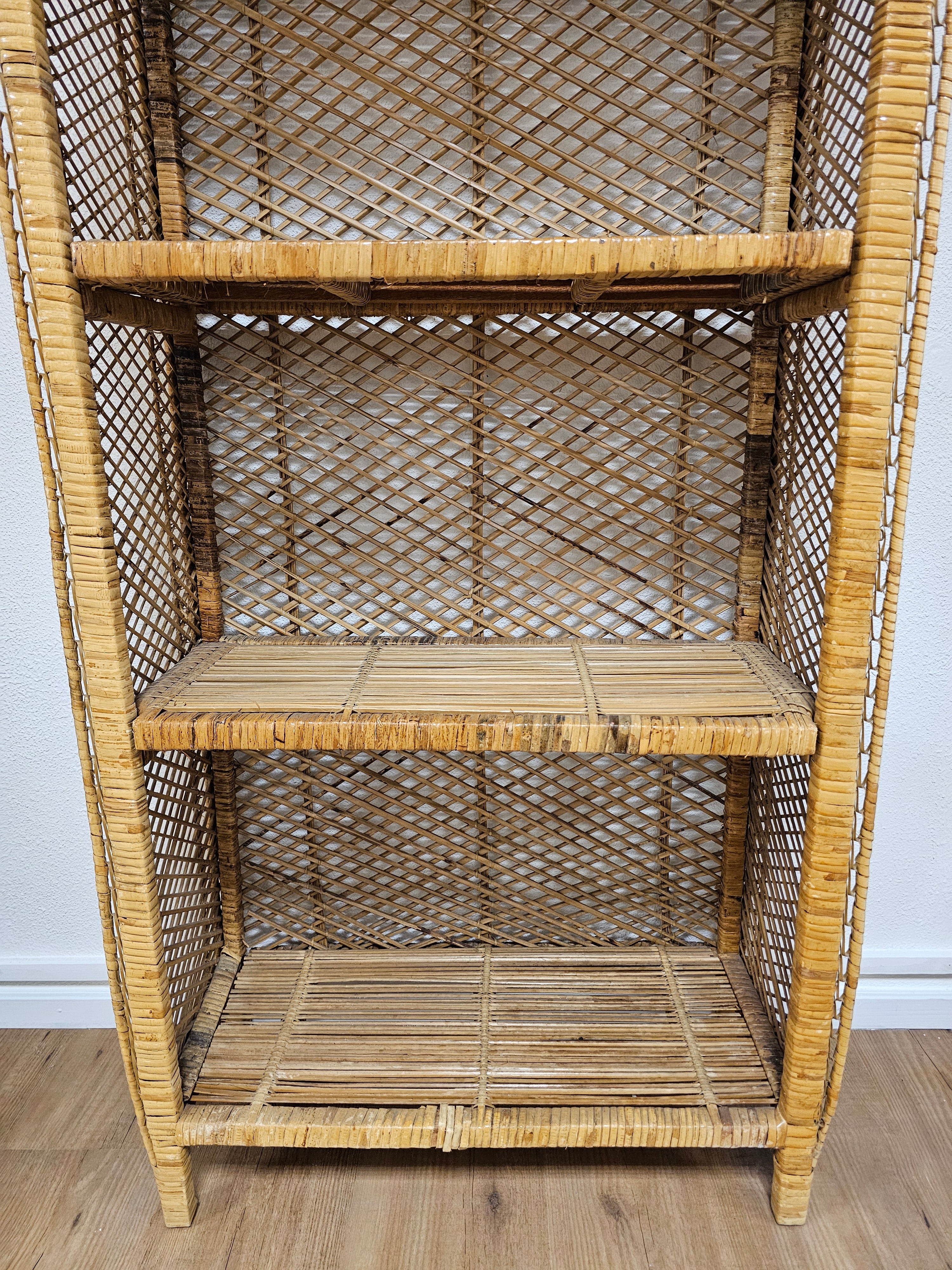 Rotan boogkast met 4 planken