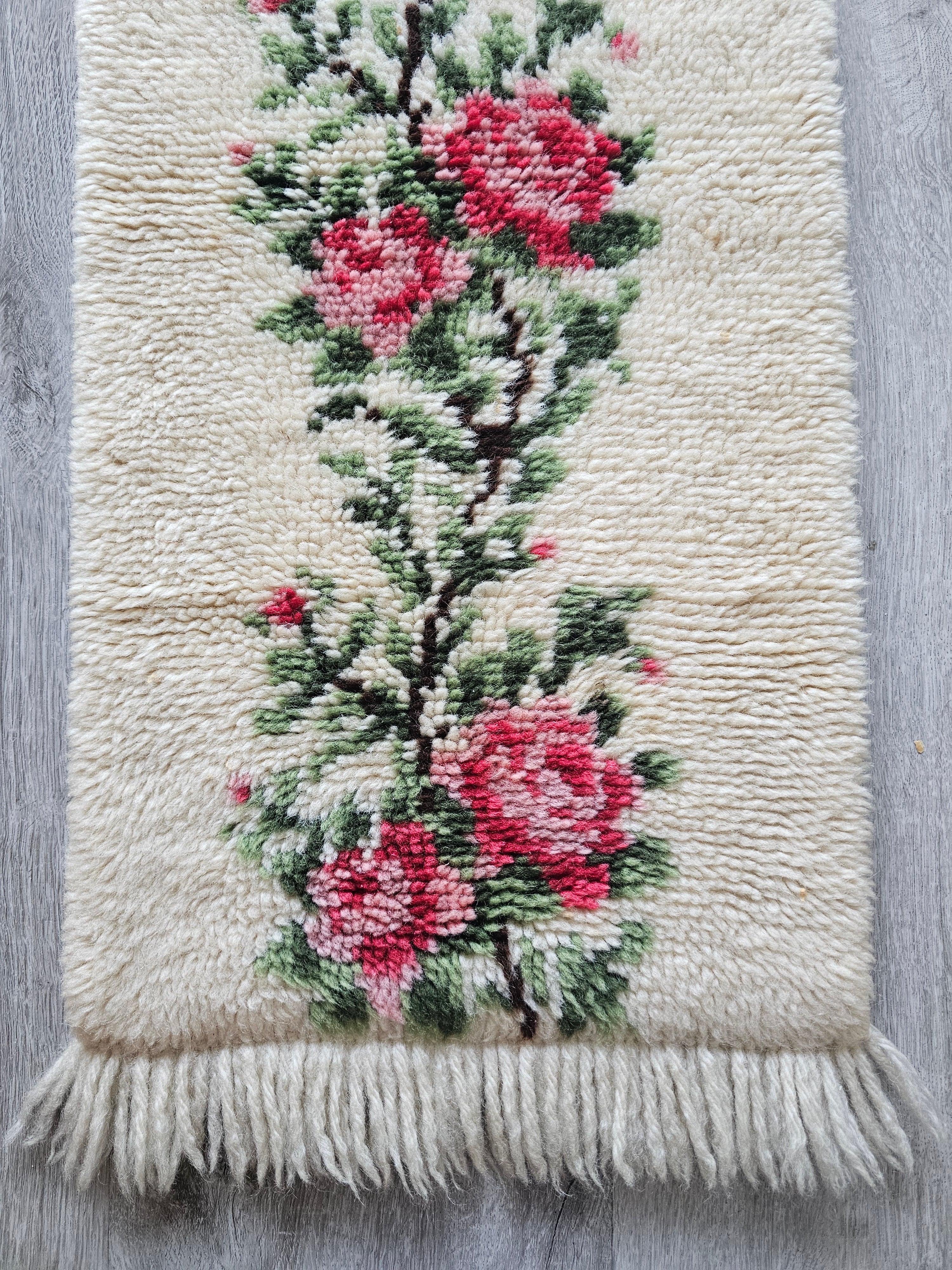 Smyrna handgeknoopt vintage kleed crème met rozen 86 x 35 cm