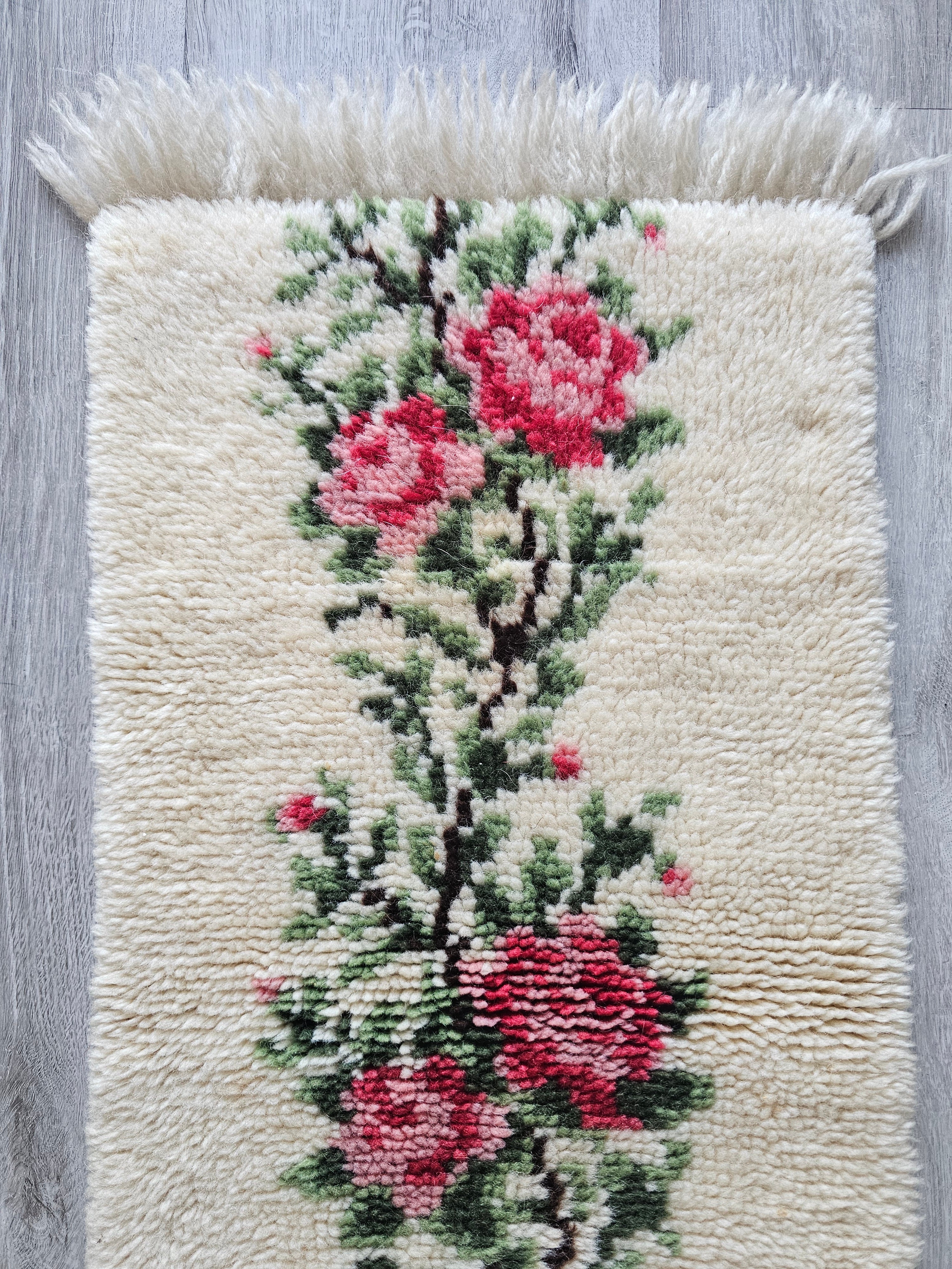 Smyrna handgeknoopt vintage kleed crème met rozen 86 x 35 cm