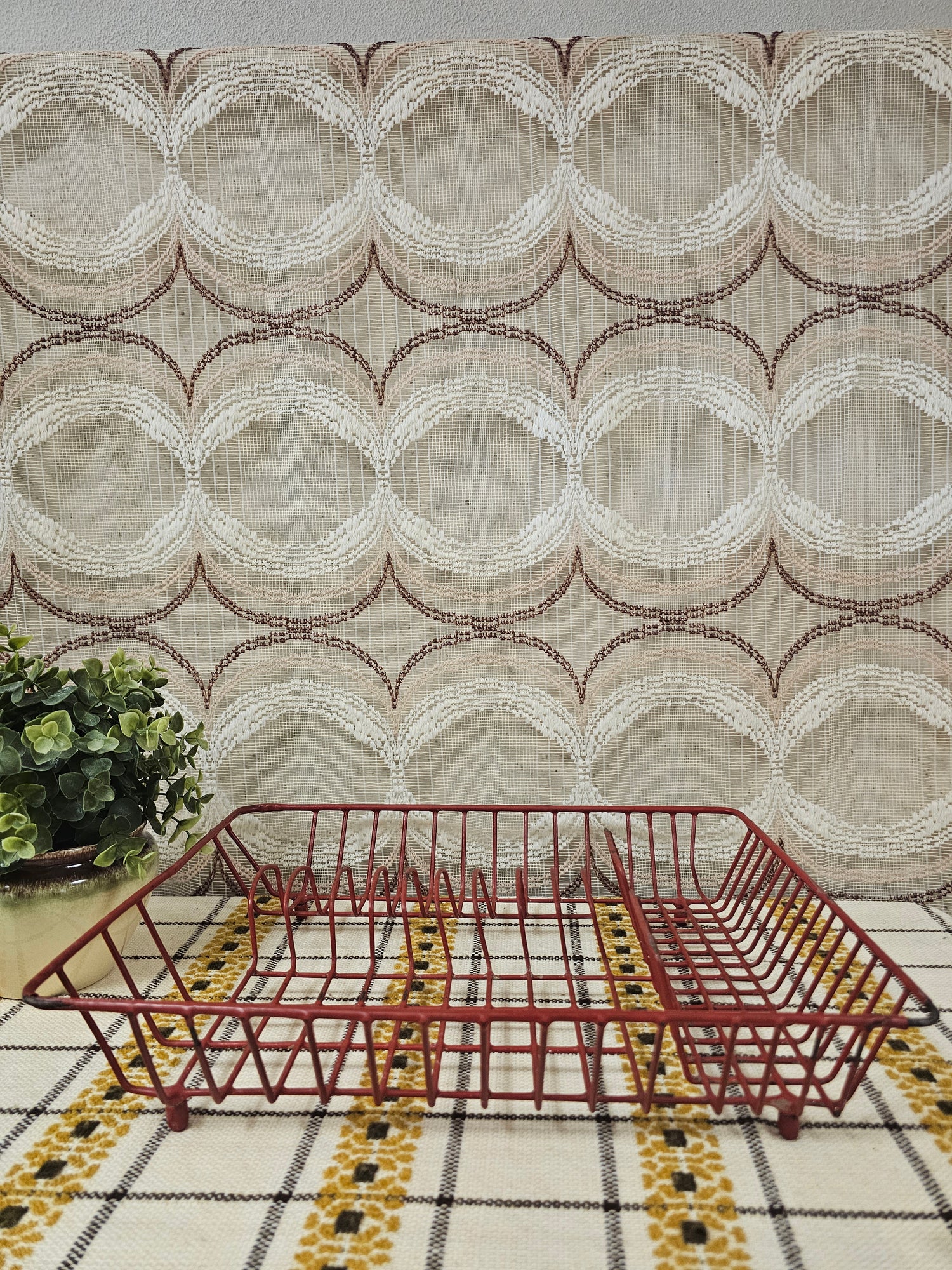 Vintage rood metalen afdruiprek jaren ’70 – 34 x 40,5 cm