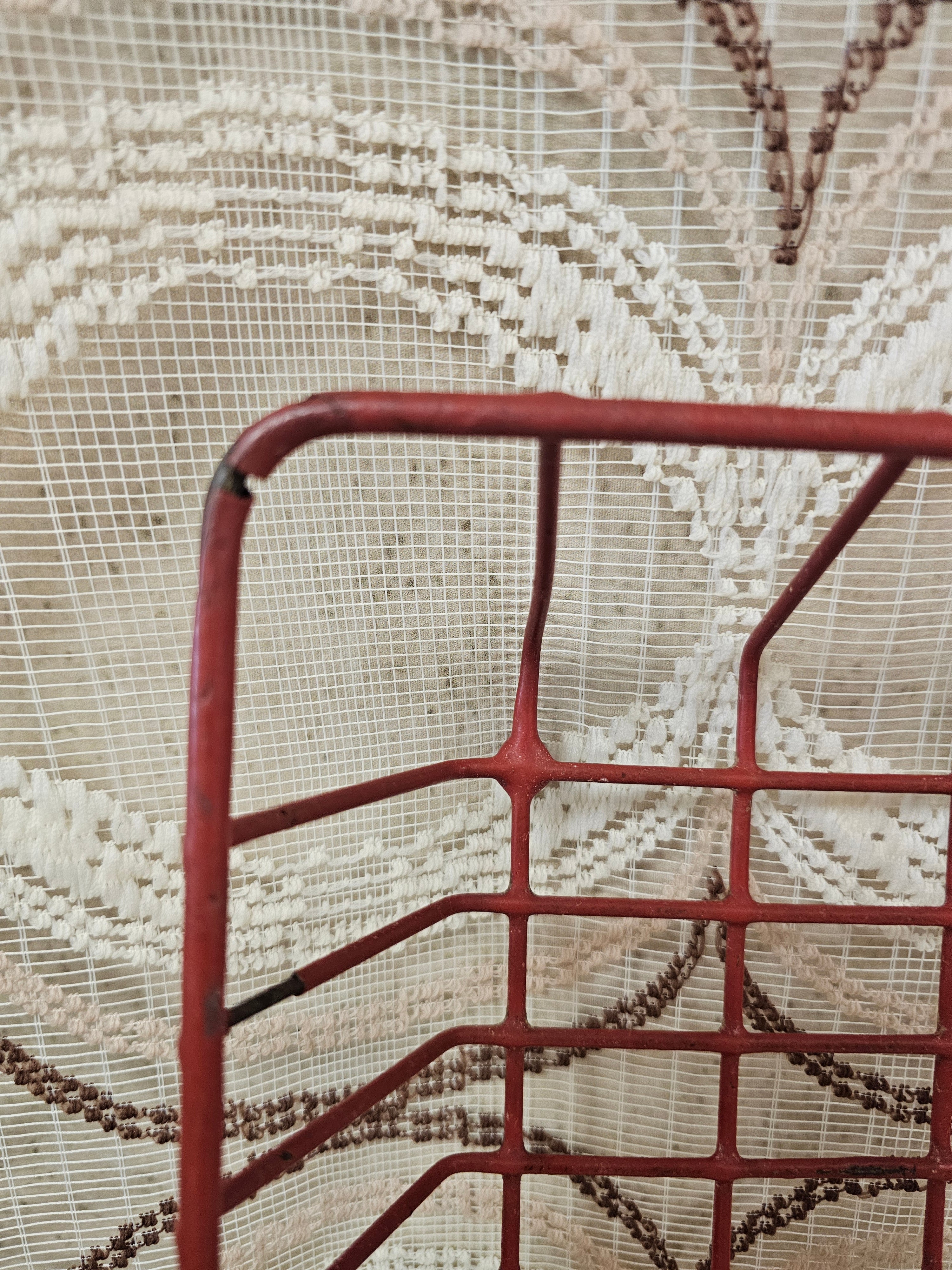 Vintage rood metalen afdruiprek jaren ’70 – 34 x 40,5 cm