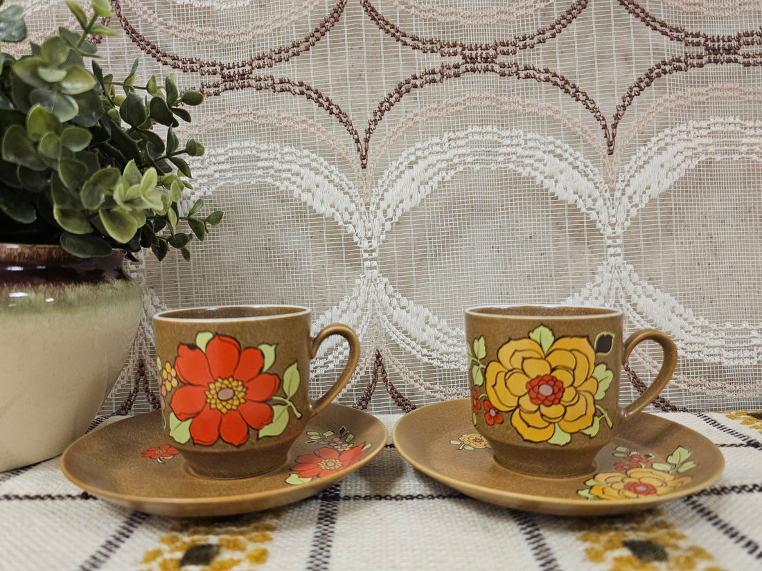 Vintage koffieservies jaren ’70 – bruin met oranje en gele bloemen