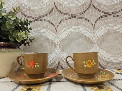 Vintage koffieservies jaren ’70 – bruin met oranje en gele bloemen