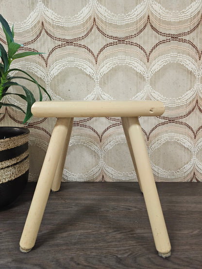 Vintage houten melkkrukje cremekleur – 28,5 cm hoog