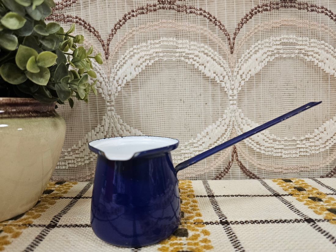 Blauw emaille melkkannetje met steel