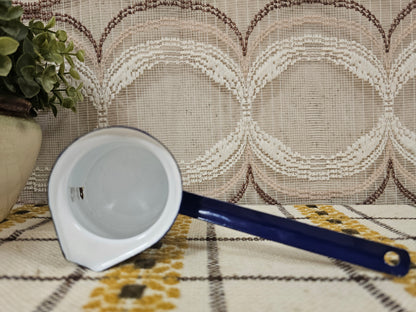 Blauw emaille melkkannetje met steel
