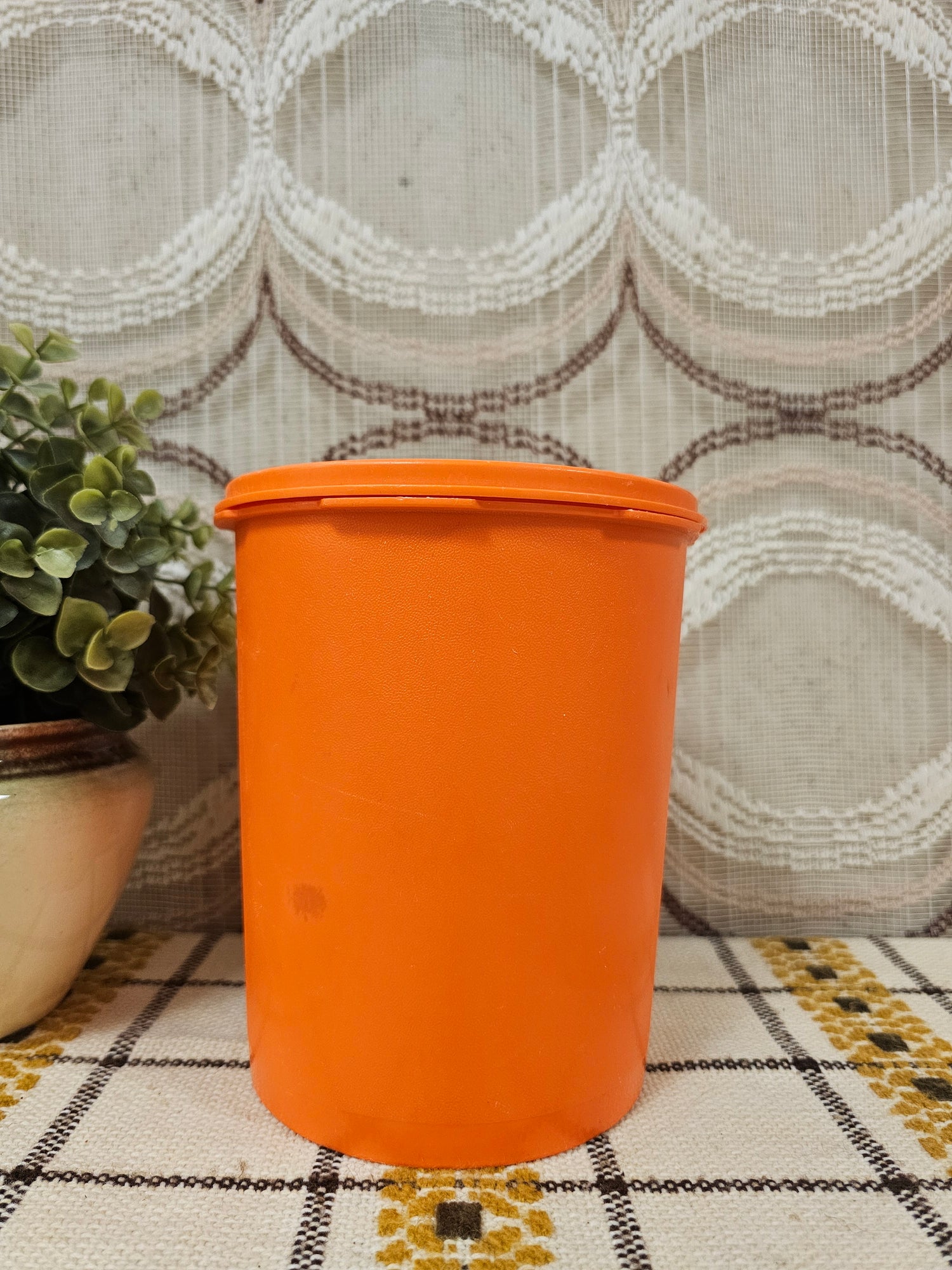 Tupperware oranje voorraadbus 17,5 cm