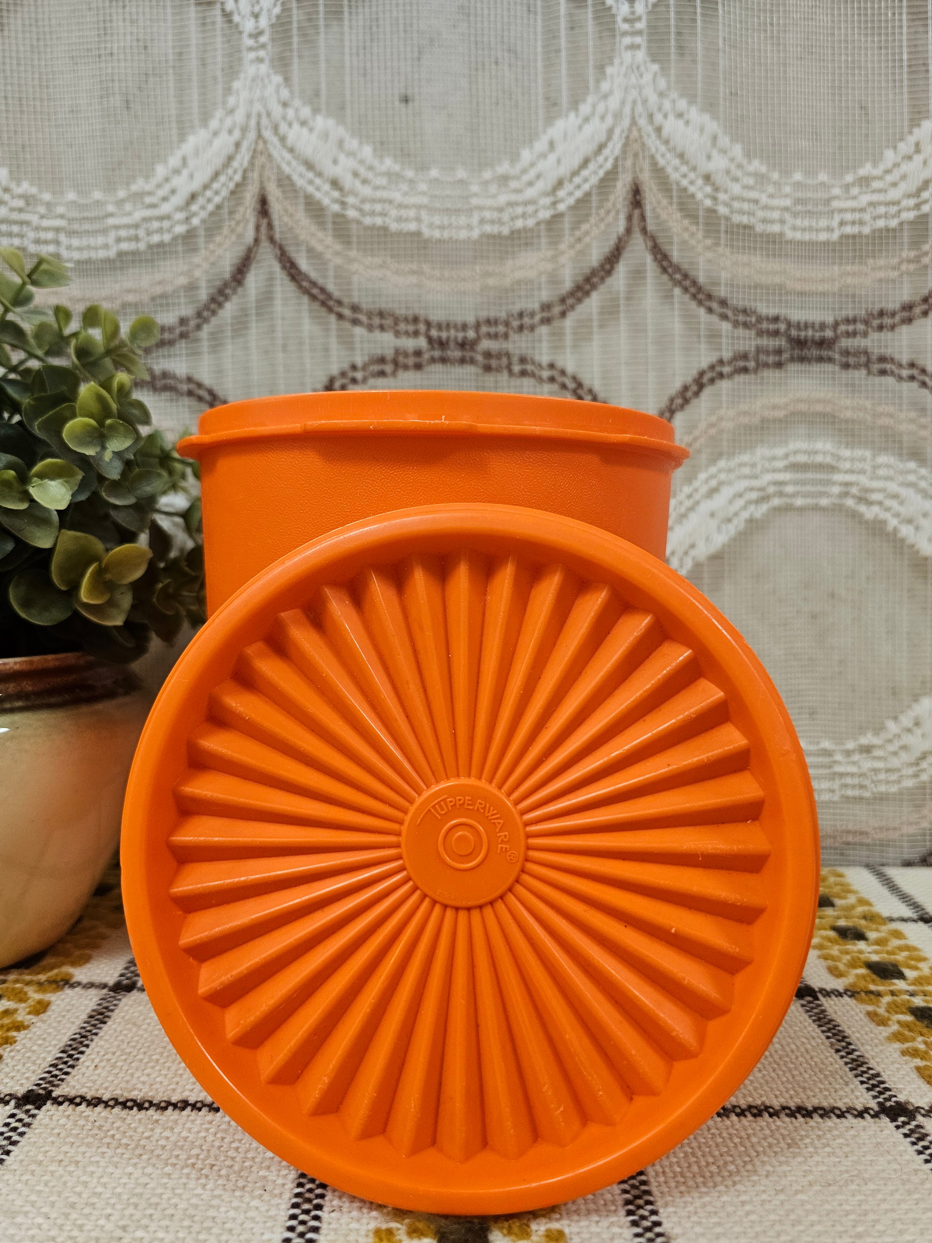 Tupperware oranje voorraadbus 17,5 cm