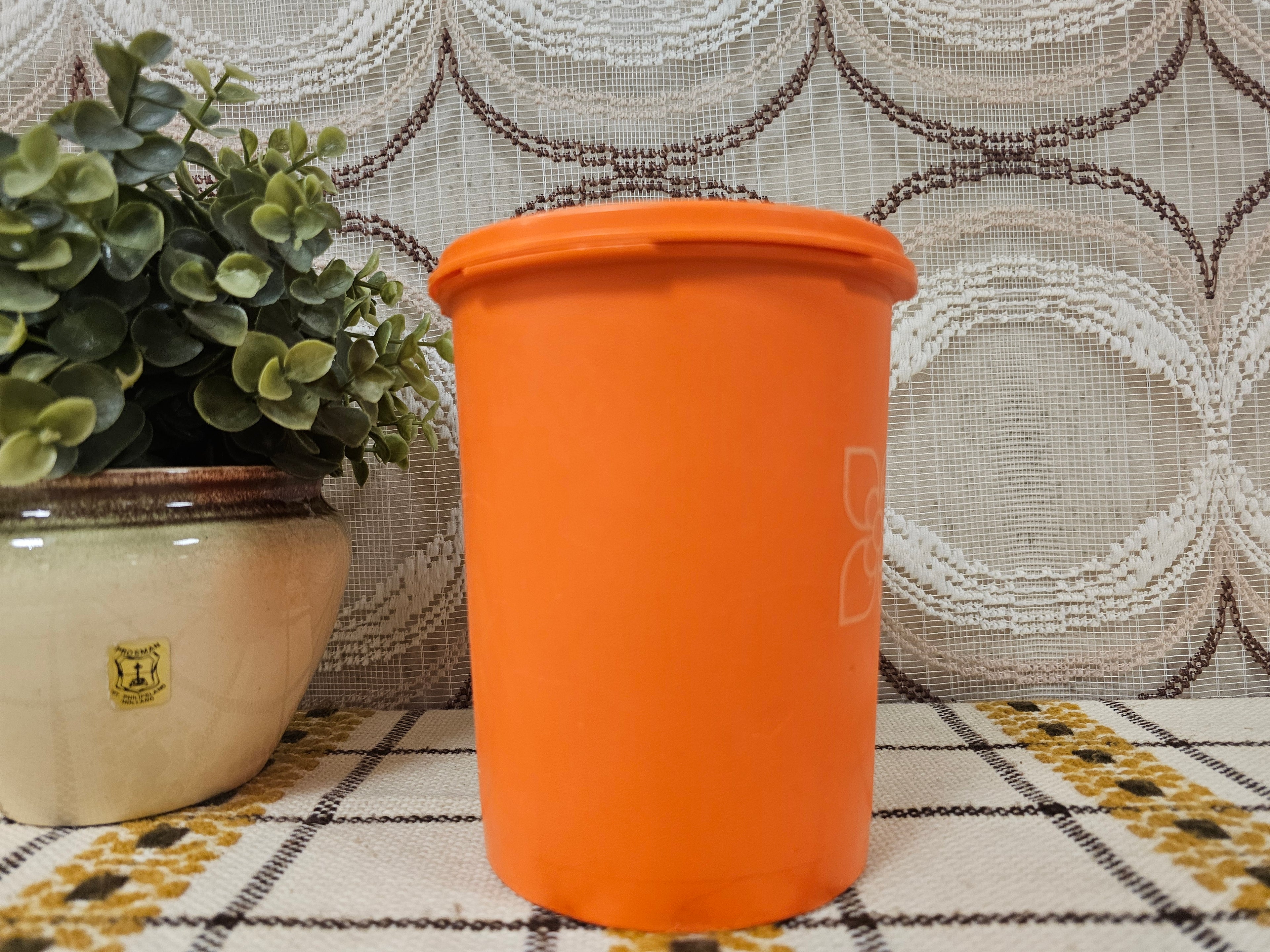 Tupperware oranje voorraad bus 15,5 cm