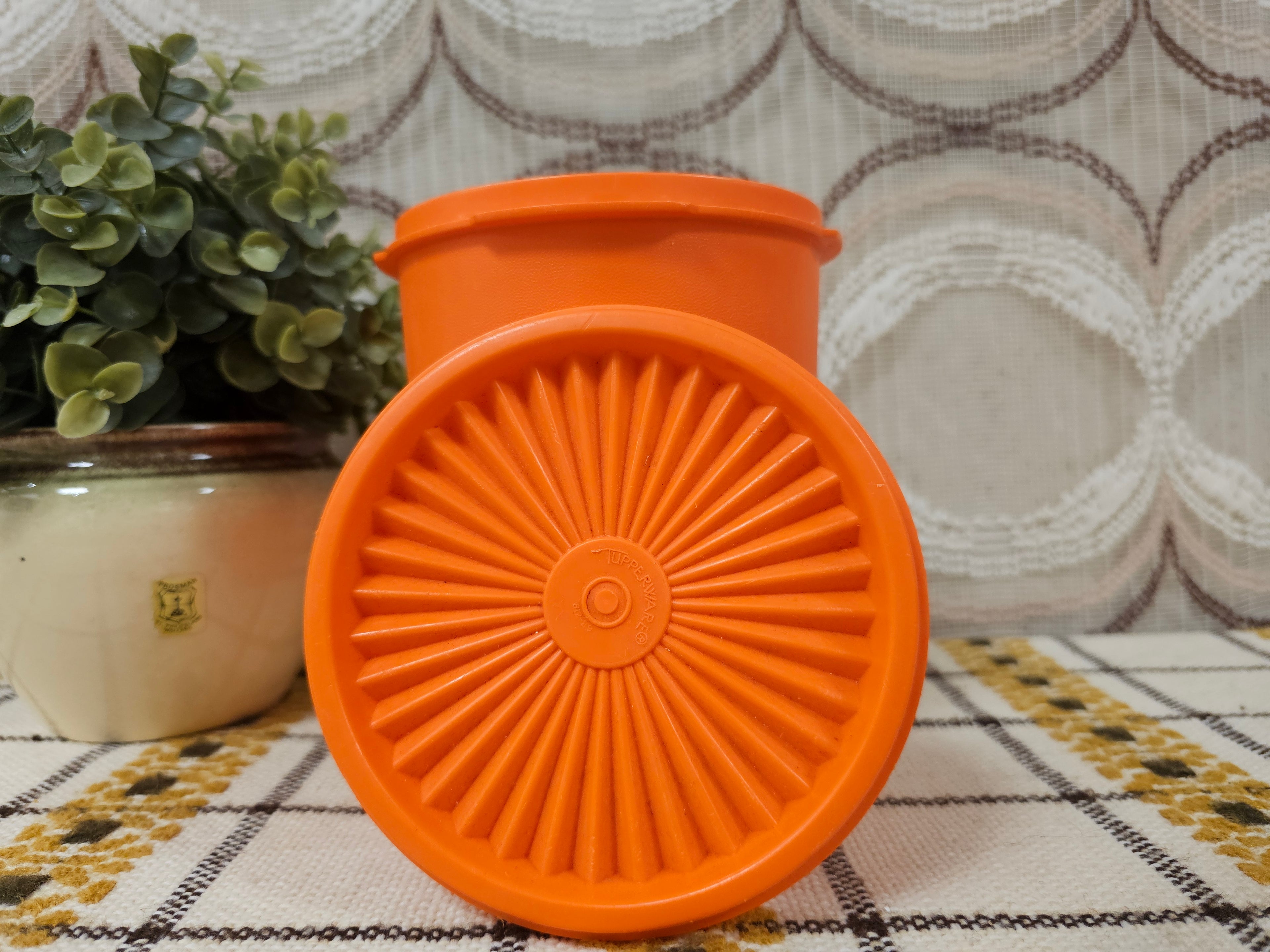 Tupperware oranje voorraad bus 15,5 cm
