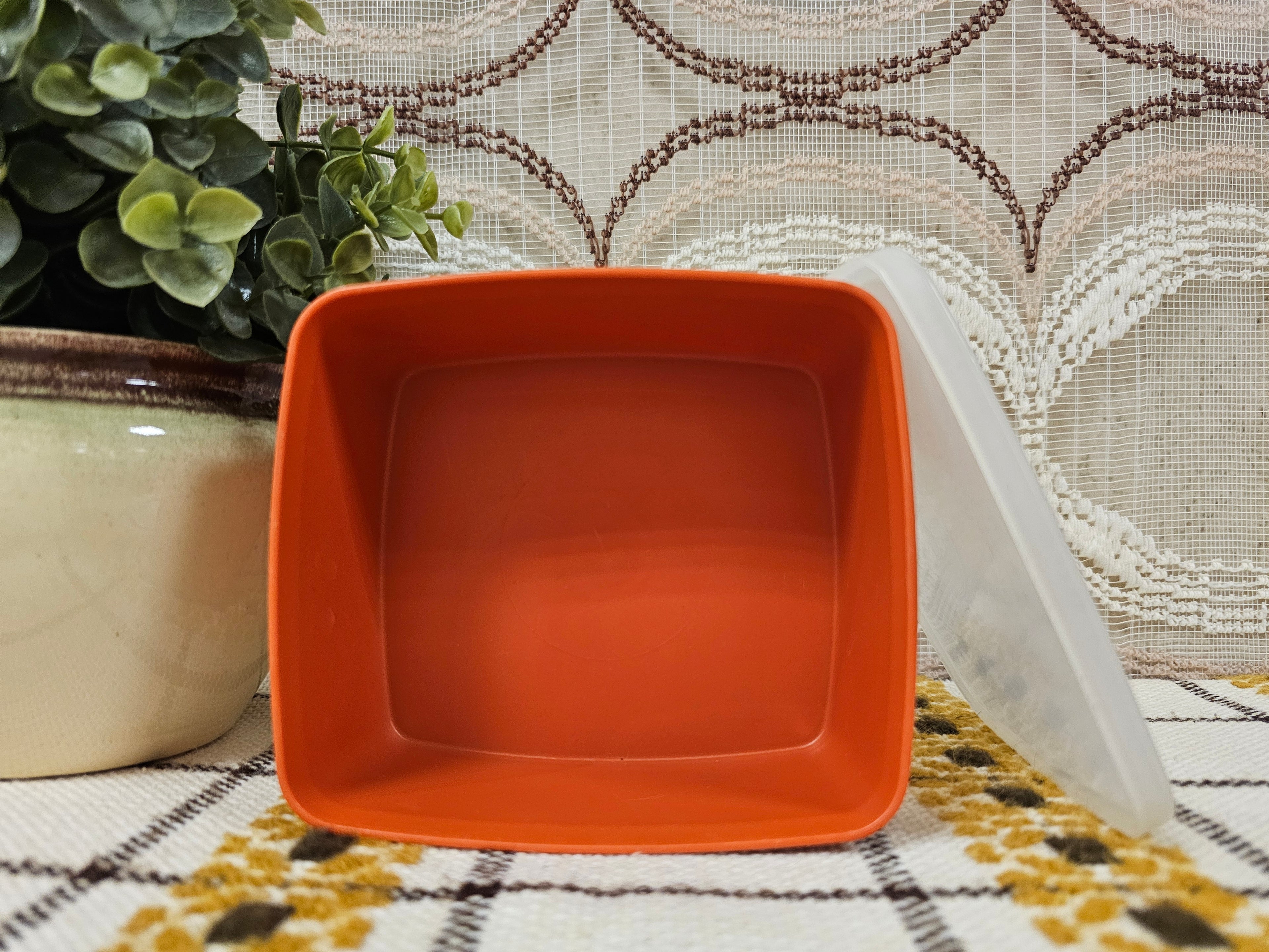 Tupperware bakje vierkant roestbruin