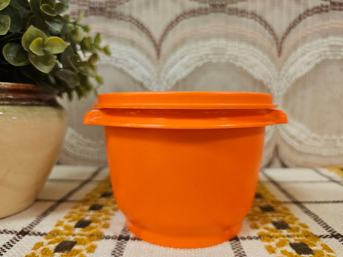 Tupperware bakje oranje met sterdeksel – Ø 11,5 cm x 9,5 cm