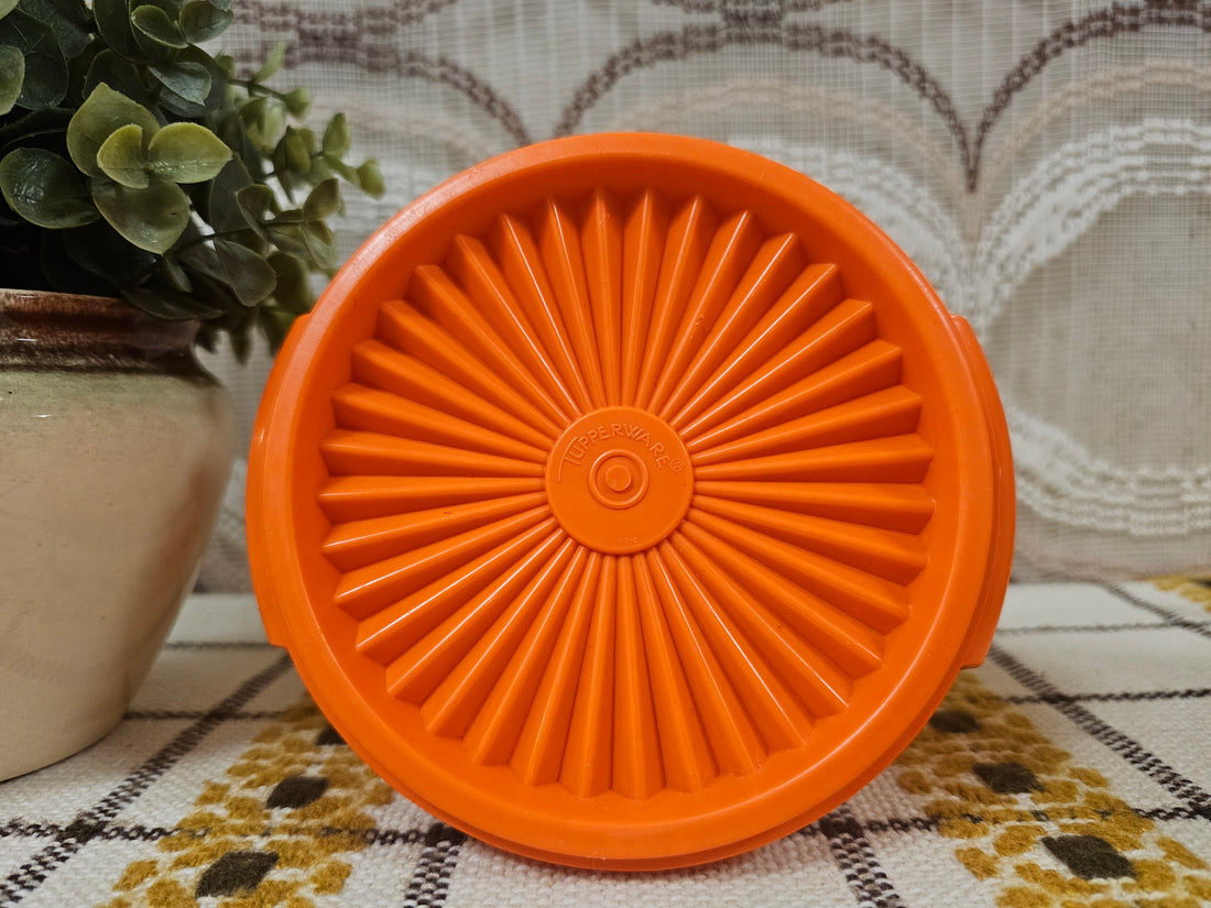 Tupperware bakje oranje met sterdeksel – Ø 11,5 cm x 9,5 cm