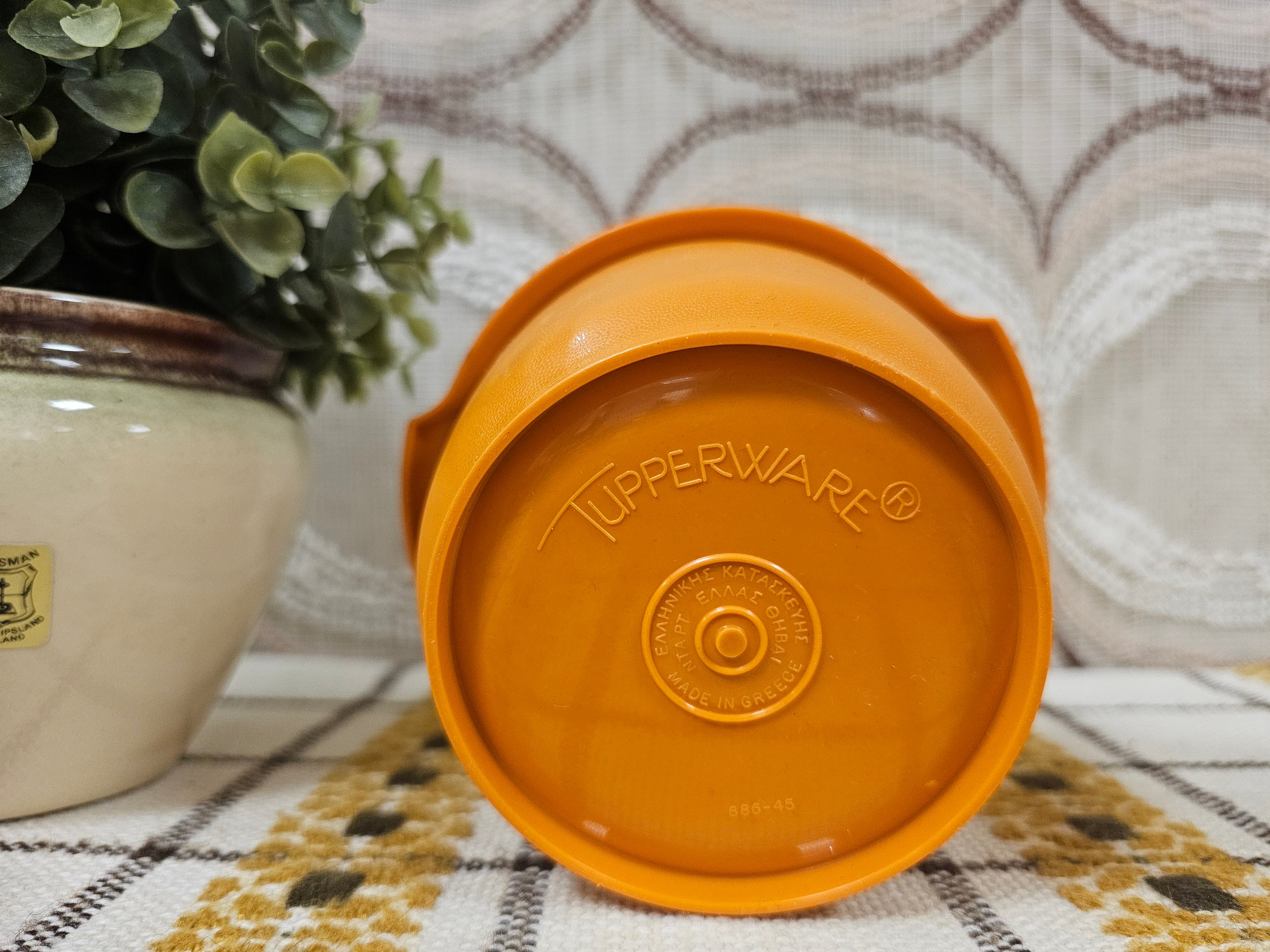 Tupperware bakje licht oranje met sterdeksel – Ø 11,5 cm x 9,5 cm