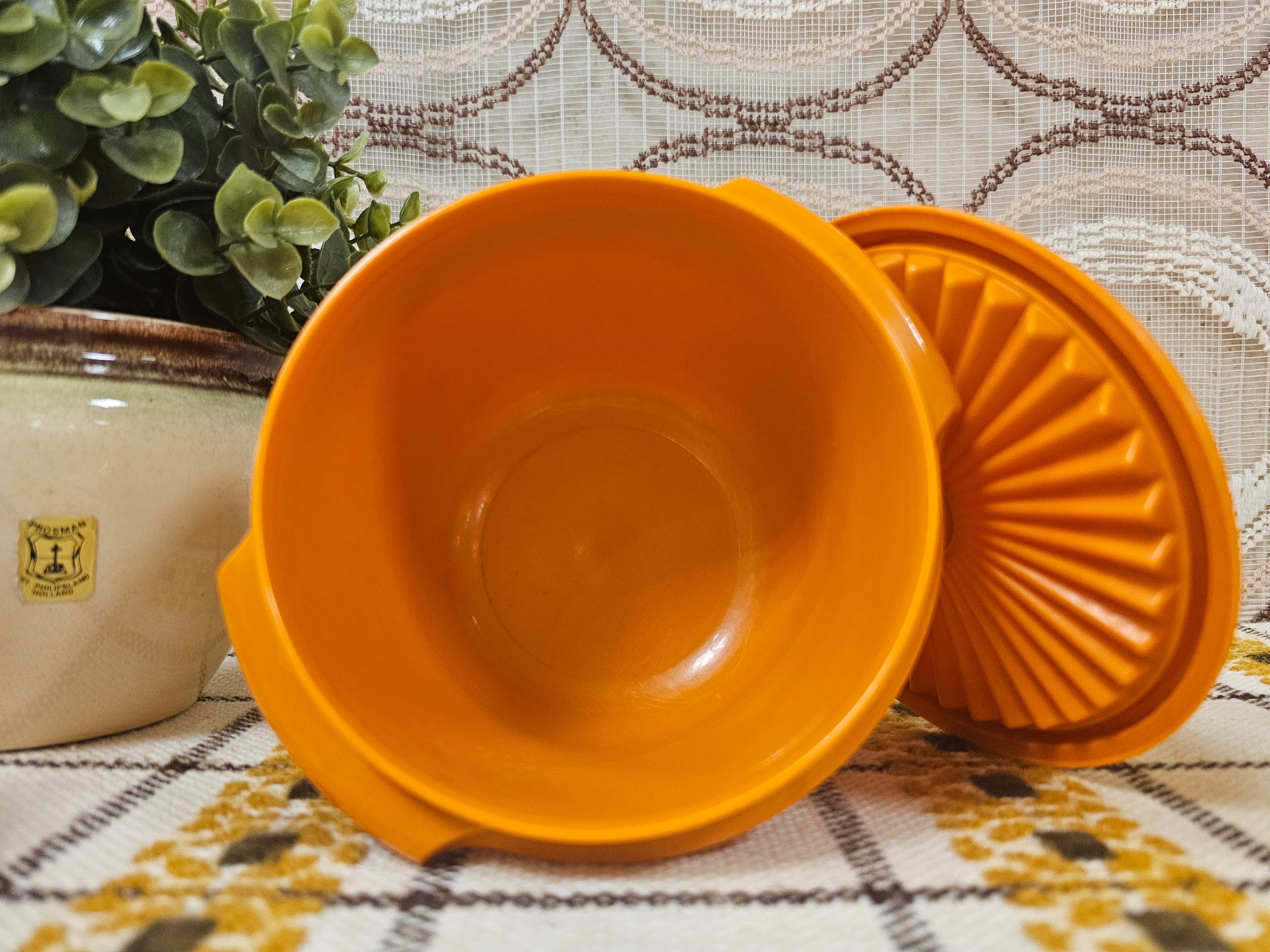 Tupperware bakje licht oranje met sterdeksel – Ø 11,5 cm x 9,5 cm