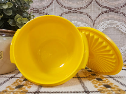 Tupperware bakje geel met sterdeksel – Ø 11,5 cm x 9,5 cm