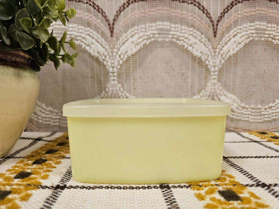 Tupperware pastel geel bakje met deksel